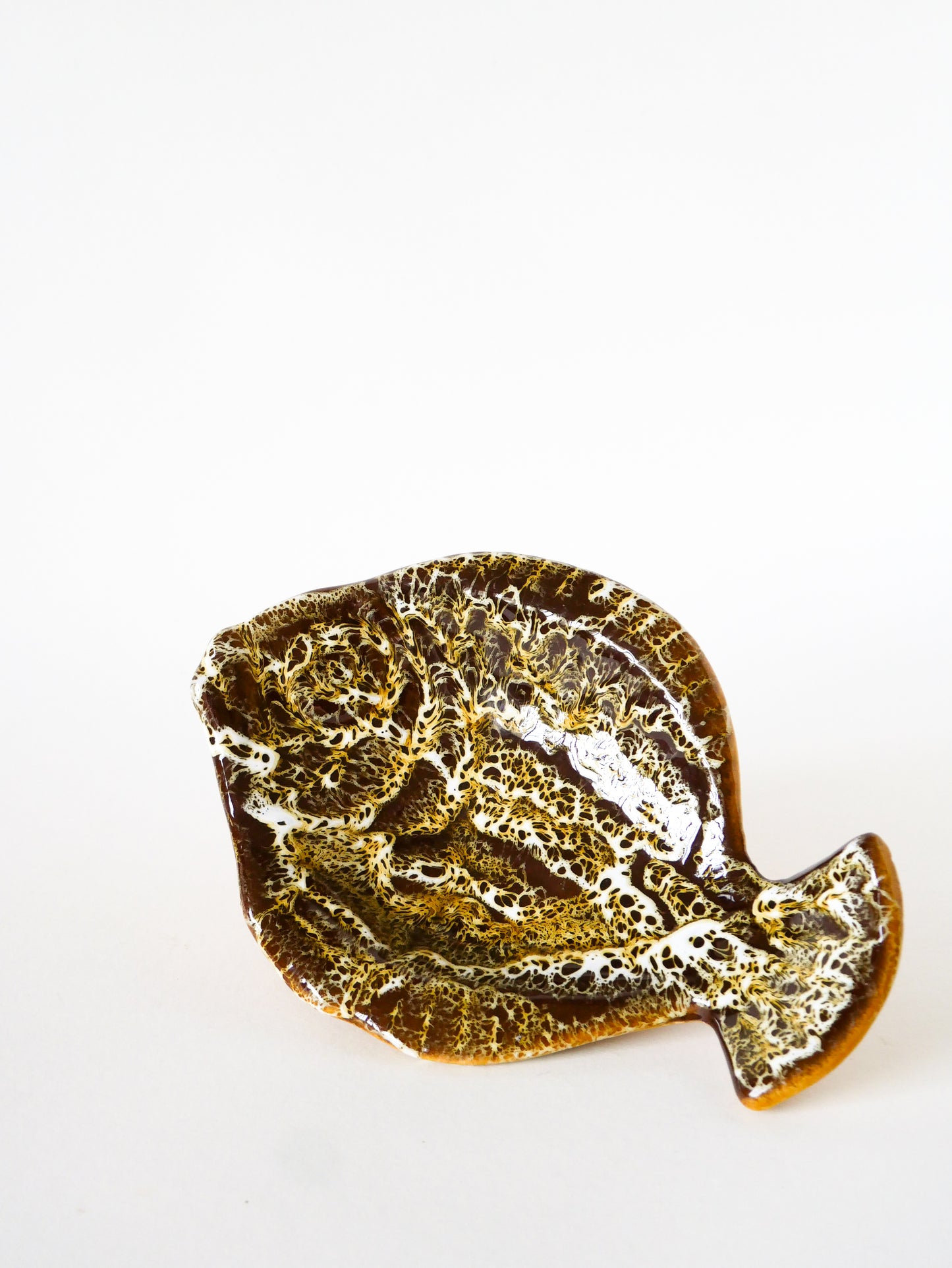 Grand vide-poche en céramique forme poisson, Marron et Jaune, Vallauris, 1970