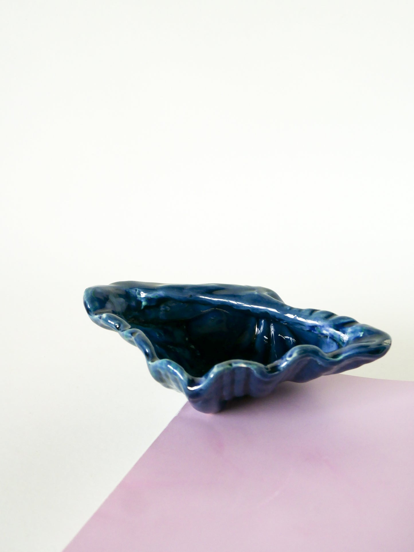 Grand vide-poche en céramique forme coquillage, Bleu, Fat Lava style Vallauris, 1970