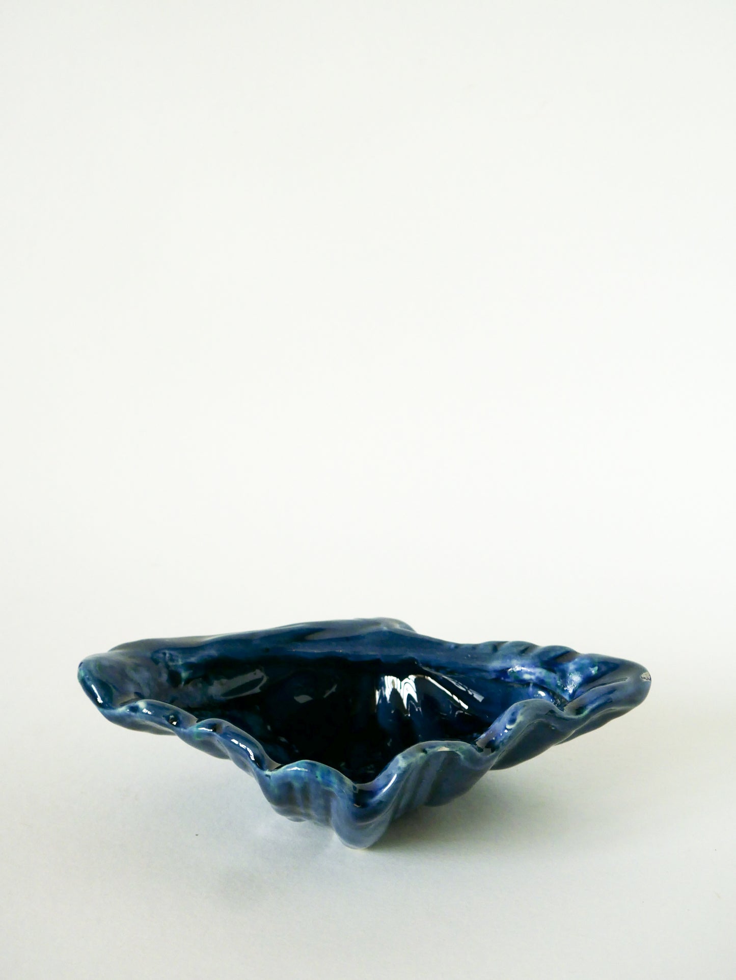 Grand vide-poche en céramique forme coquillage, Bleu, Fat Lava style Vallauris, 1970