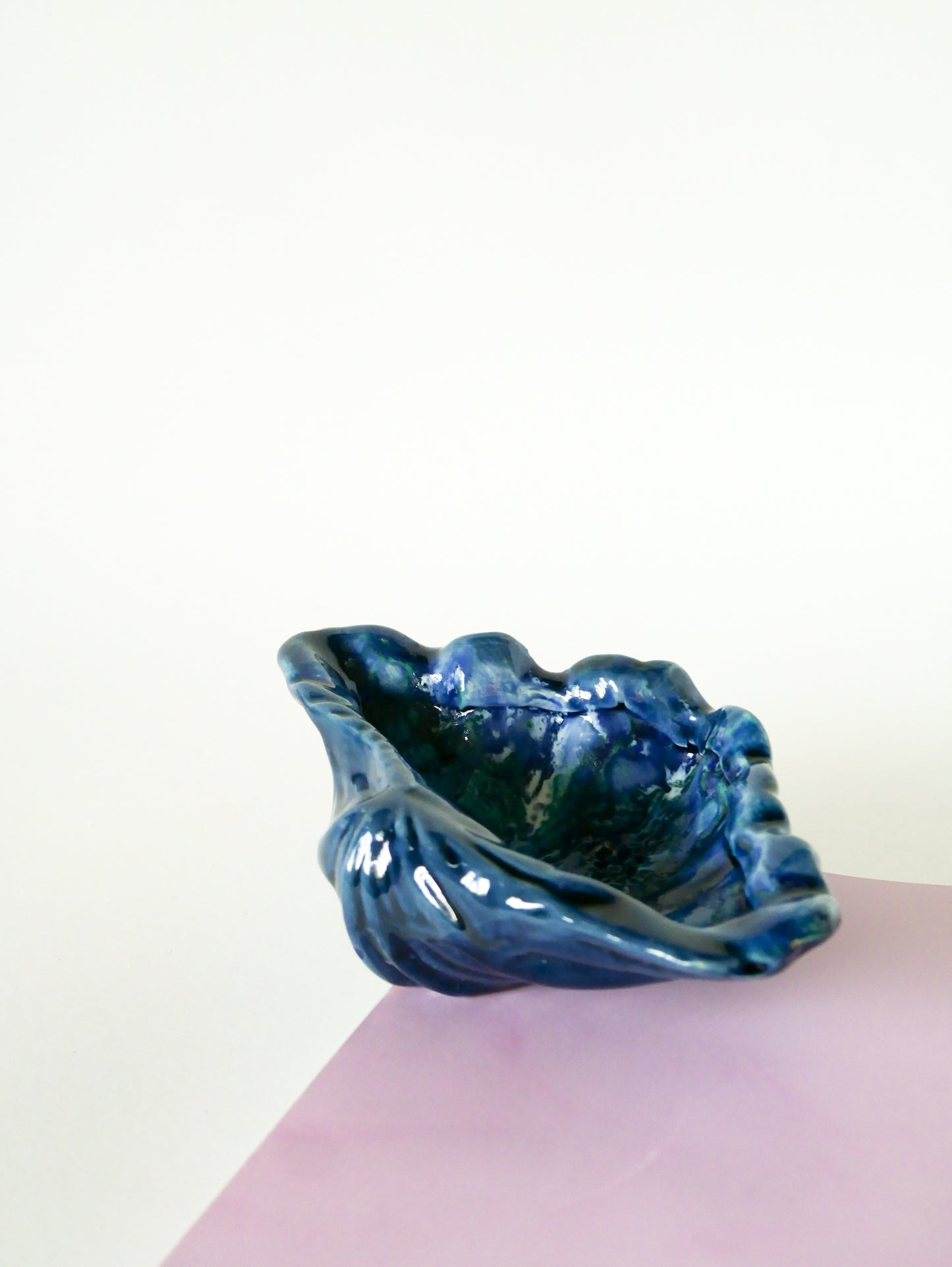 Grand vide-poche en céramique forme coquillage, Bleu, Fat Lava style Vallauris, 1970