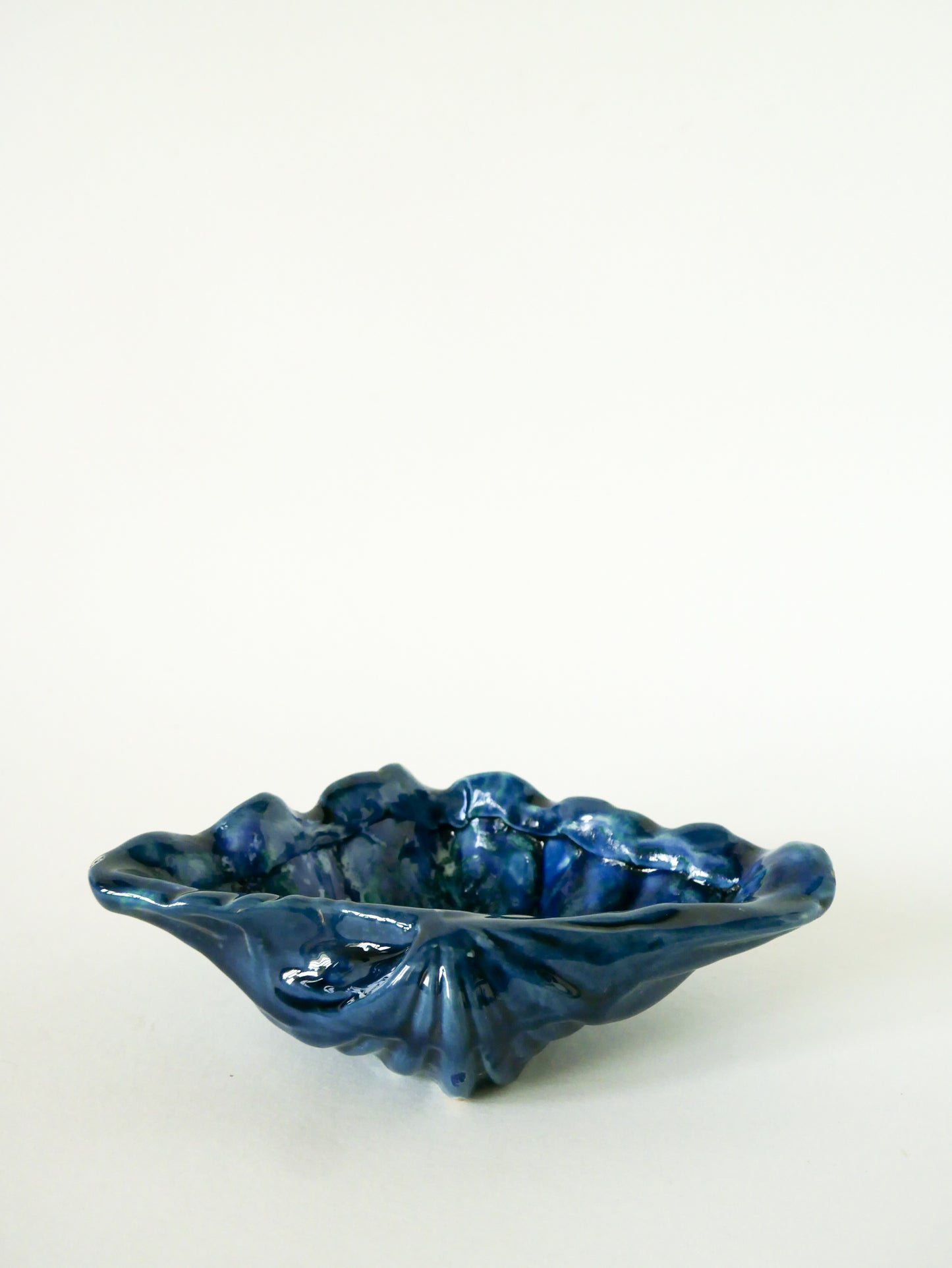 Grand vide-poche en céramique forme coquillage, Bleu, Fat Lava style Vallauris, 1970