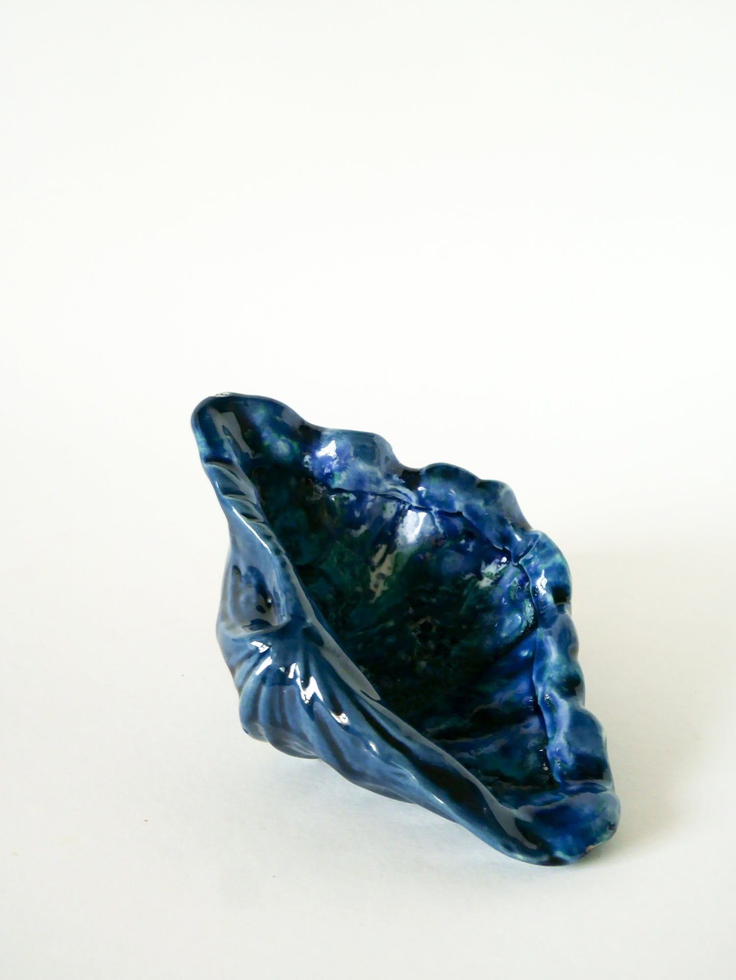 Grand vide-poche en céramique forme coquillage, Bleu, Fat Lava style Vallauris, 1970