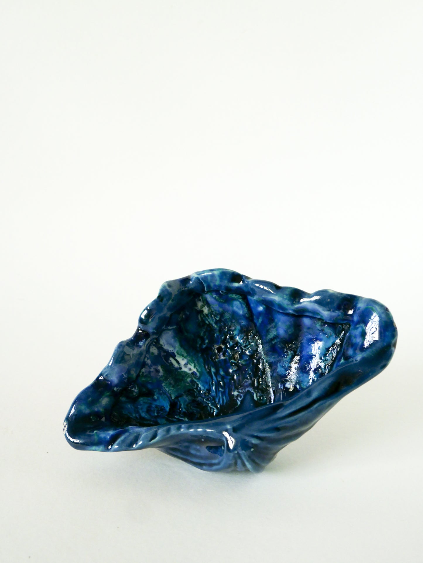 Grand vide-poche en céramique forme coquillage, Bleu, Fat Lava style Vallauris, 1970