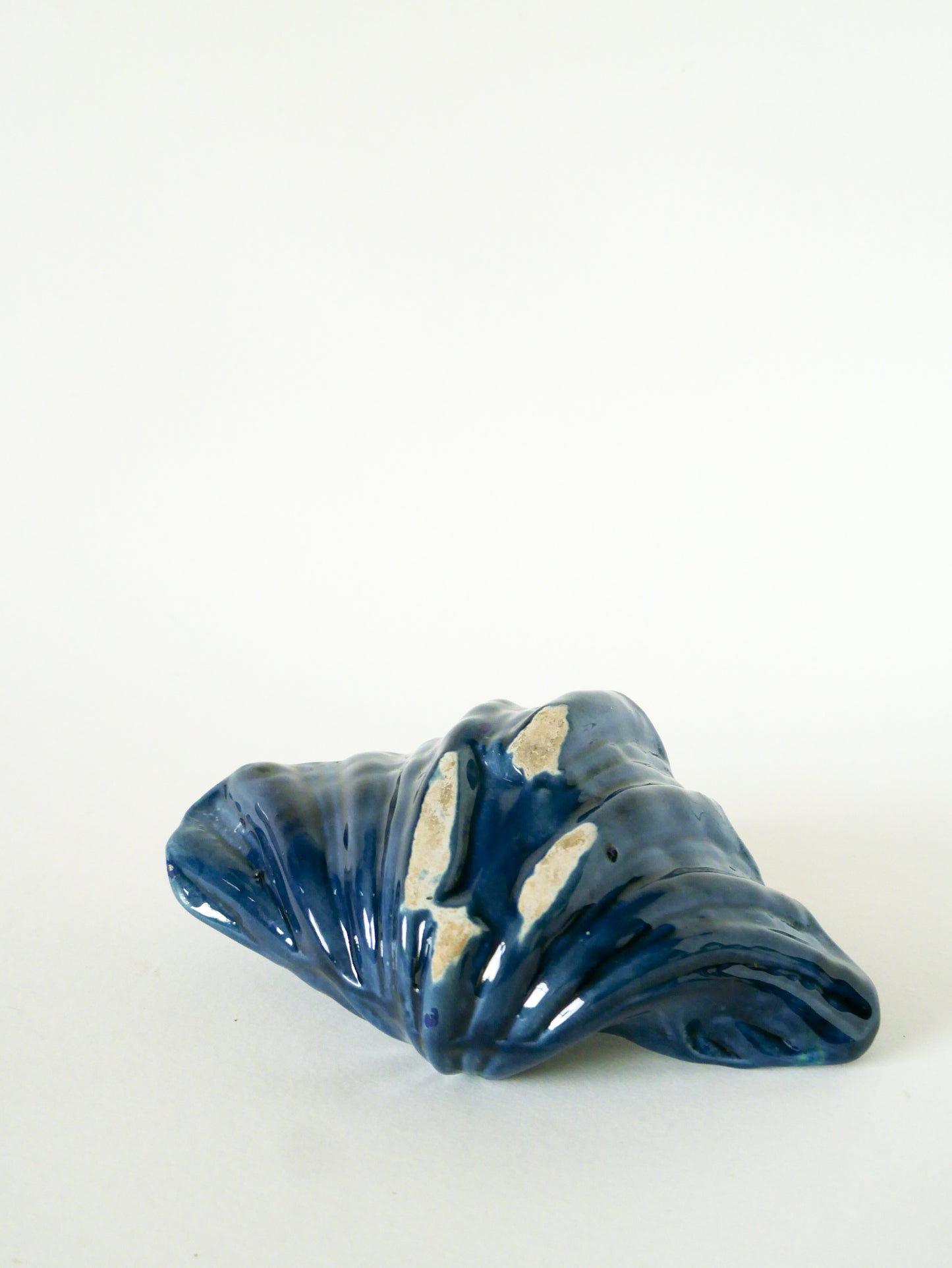 Grand vide-poche en céramique forme coquillage, Bleu, Fat Lava style Vallauris, 1970