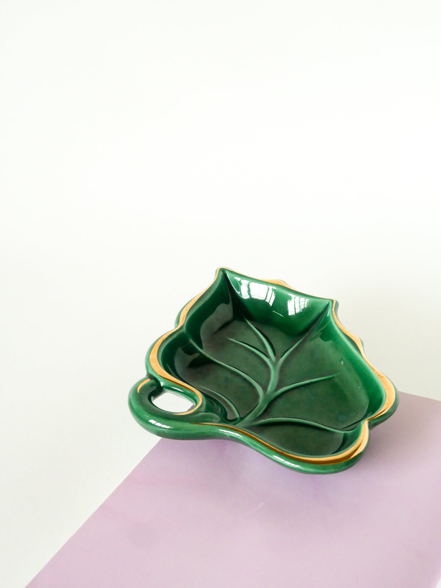 Vide-poche en barbotine forme Feuille, Vert et Doré, 1970