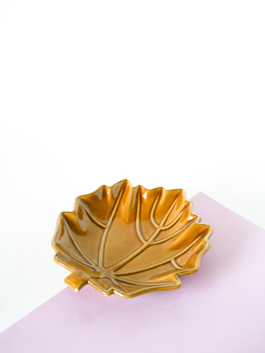 Vide-poche en barbotine forme Feuille, Jaune et Doré, 1970