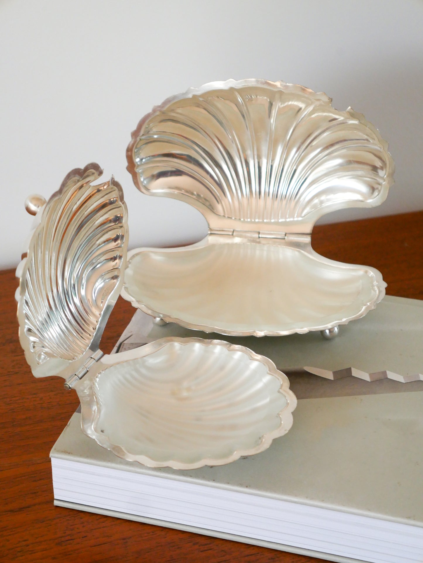 Vide-poche coquillage en métal argenté, intérieur en verre blanc dépoli, 1950