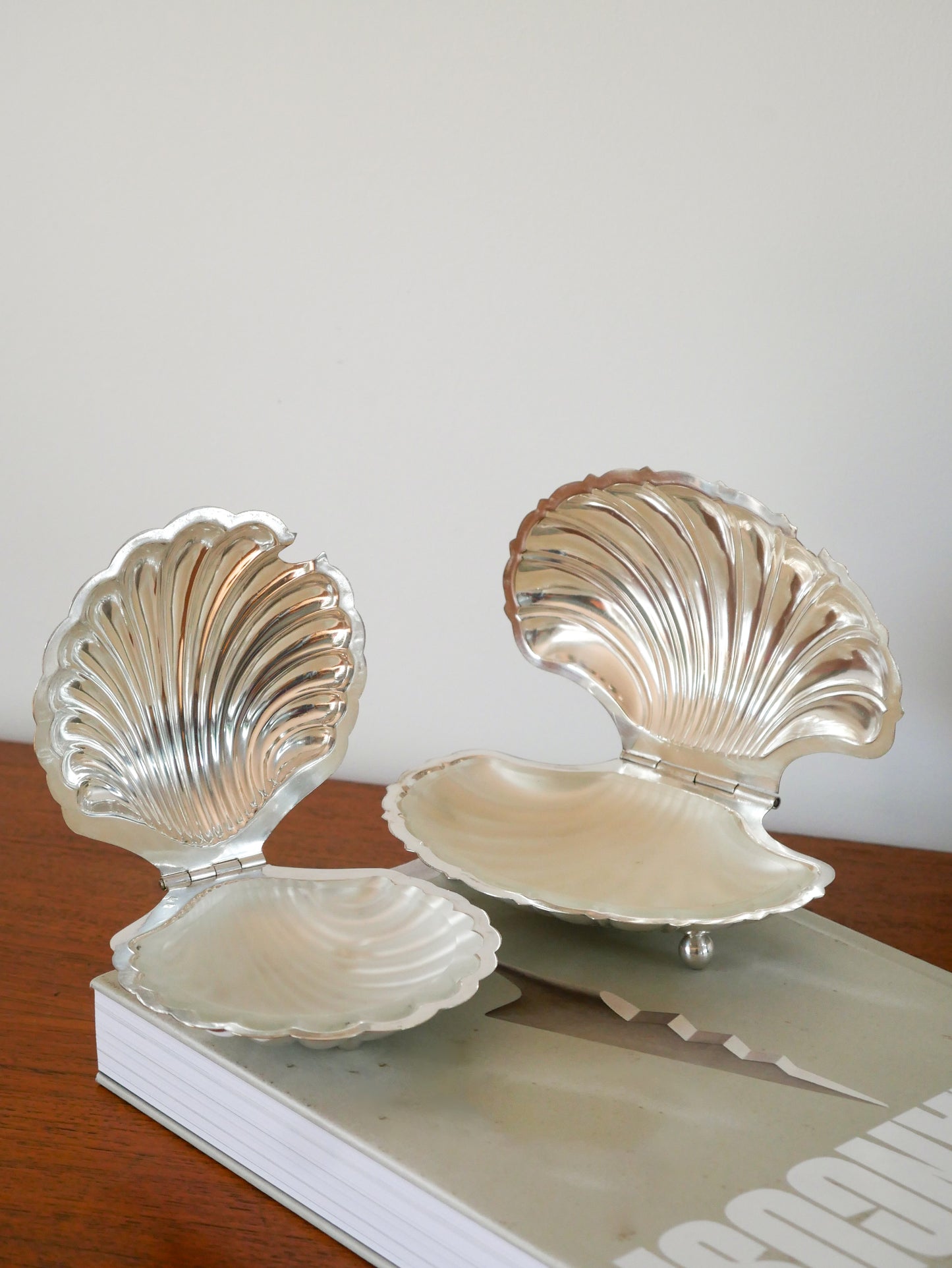 Vide-poche coquillage en métal argenté, intérieur en verre blanc dépoli, 1950