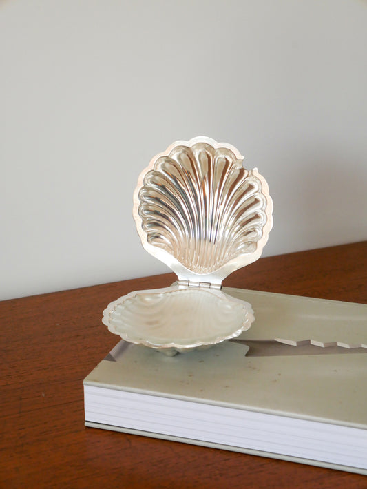 Vide-poche coquillage rond en métal argenté, intérieur en verre blanc dépoli, 1950