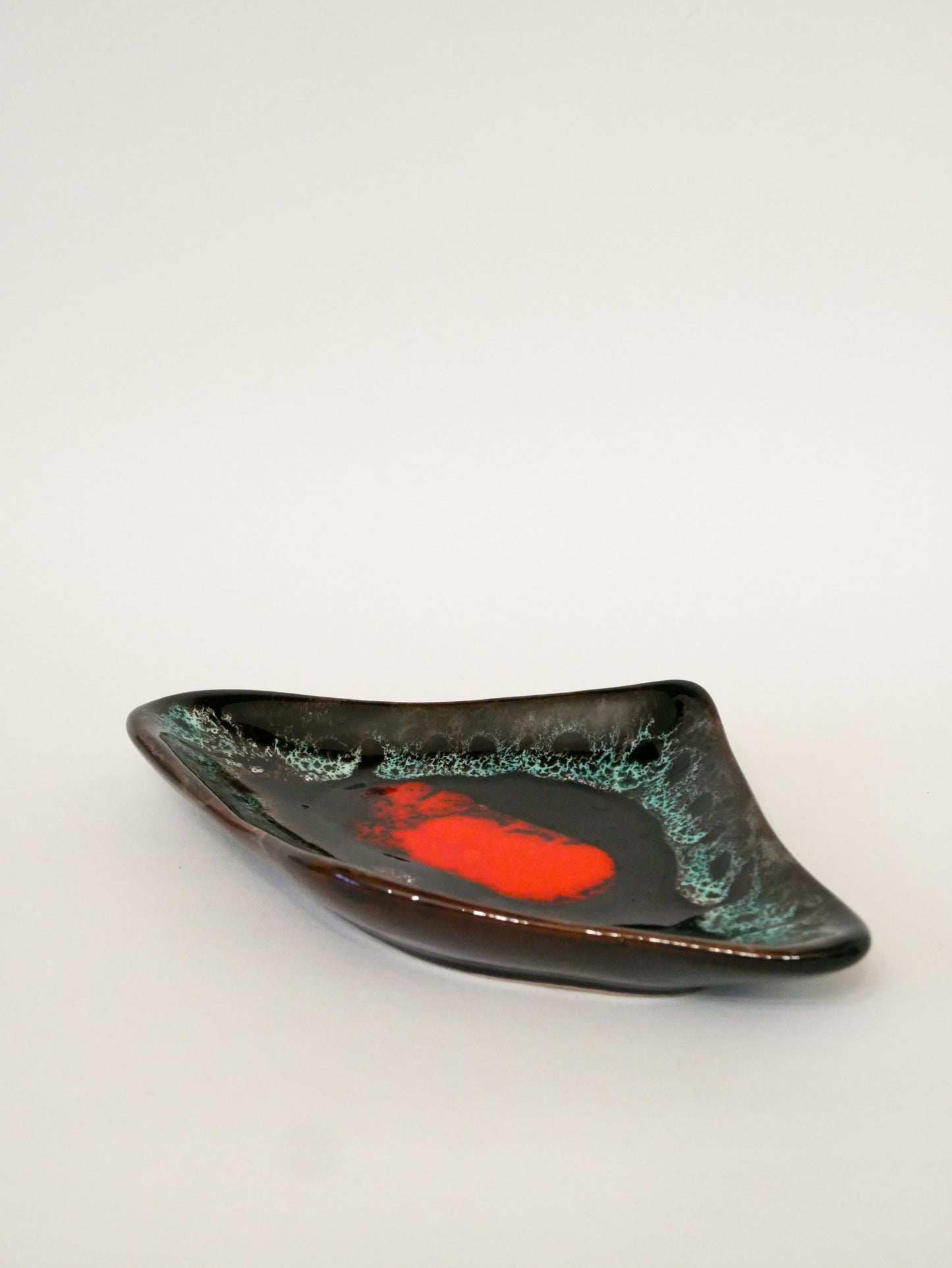 Grand vide-poche en céramique et Fat Lava, Marron, Rouge et Bleu, signé Vallauris, 1970