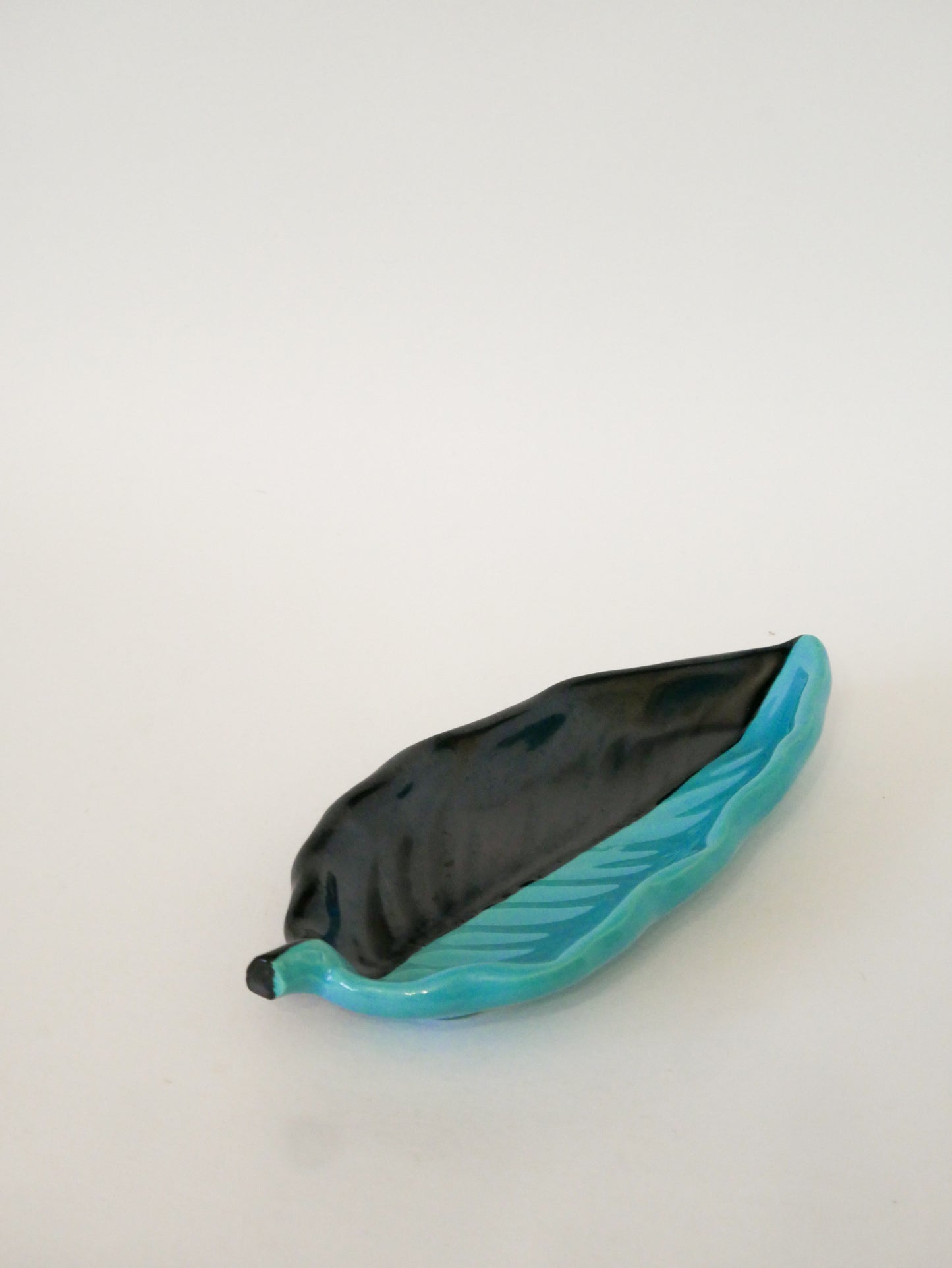 Vide-poche en céramique Feuille allongée, bicolore, Bleu et Noir, signé Vallauris, 1960