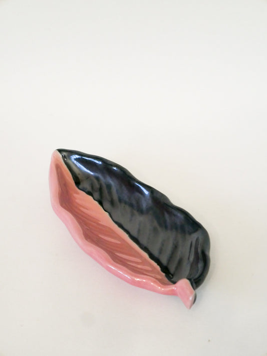 Vide-poche en céramique Feuille allongée bicolore, Rose et Noir, signé Vallauris, 1960