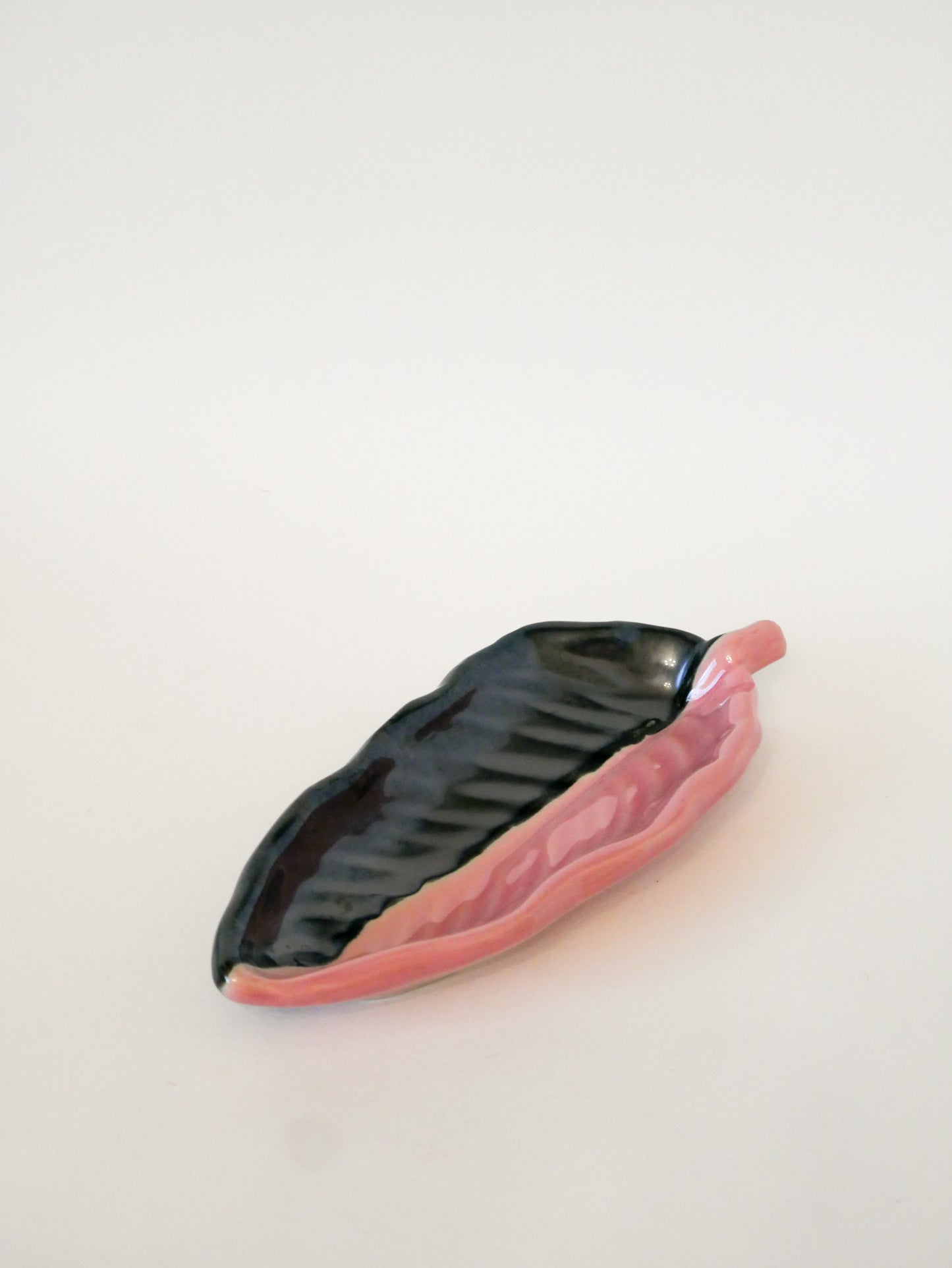 Vide-poche en céramique Feuille allongée bicolore, Rose et Noir, signé Vallauris, 1960