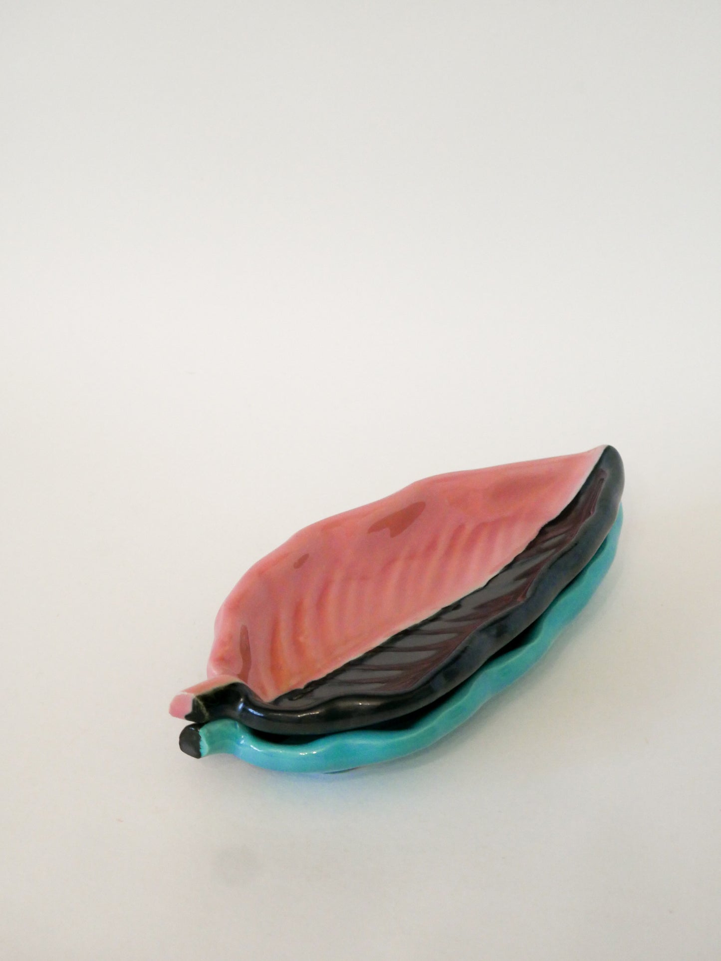 Vide-poche en céramique Feuille allongée bicolore, Rose et Noir, signé Vallauris, 1960