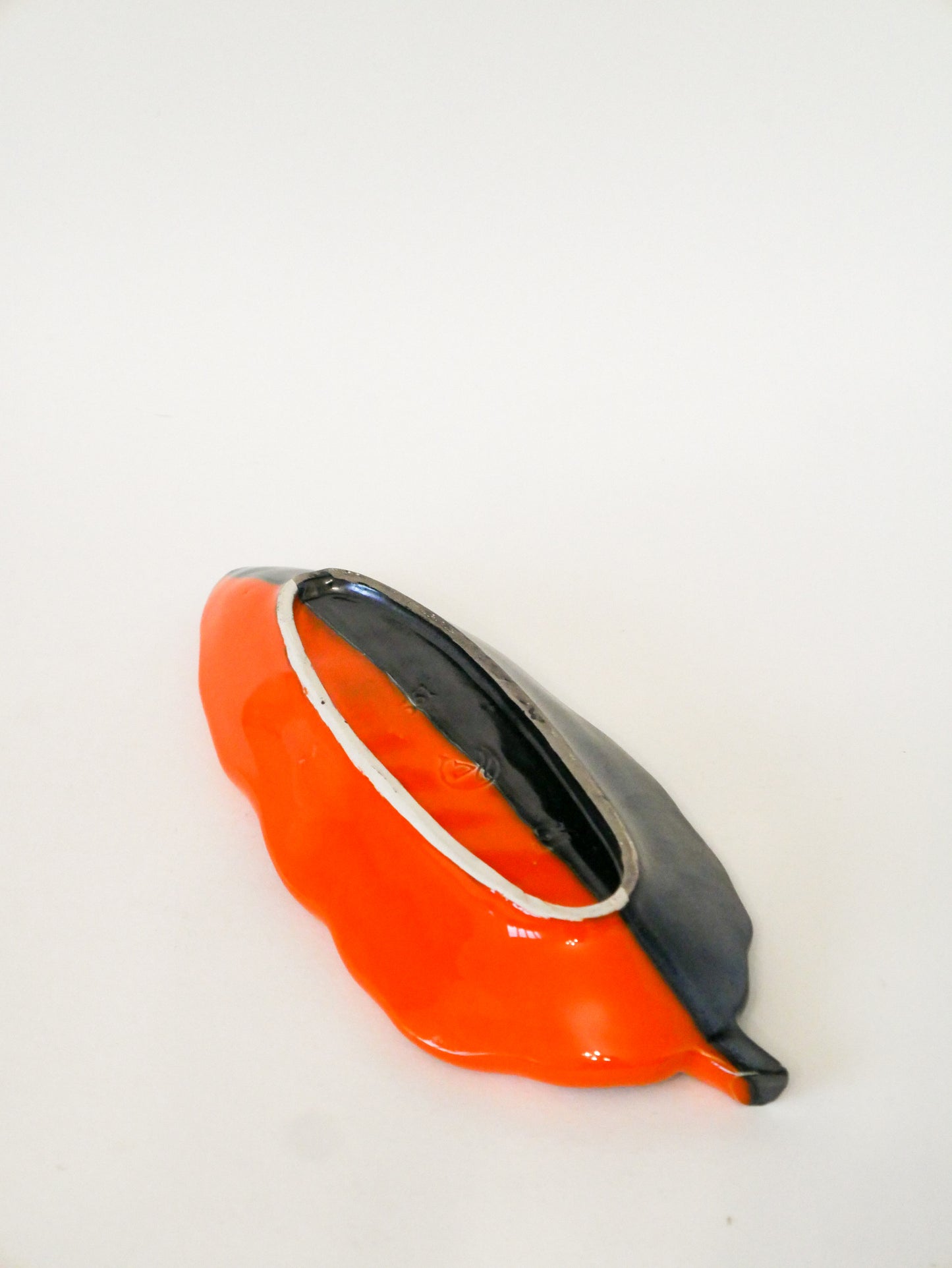 Vide-poche en céramique Feuille allongée bicolore, Orange et Noir, signé Vallauris, 1960