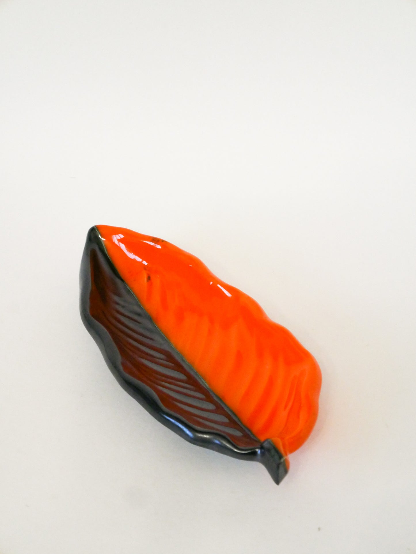 Vide-poche en céramique Feuille allongée bicolore, Orange et Noir, signé Vallauris, 1960