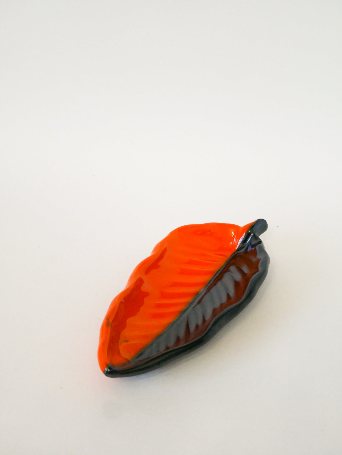 Vide-poche en céramique Feuille allongée bicolore, Orange et Noir, signé Vallauris, 1960