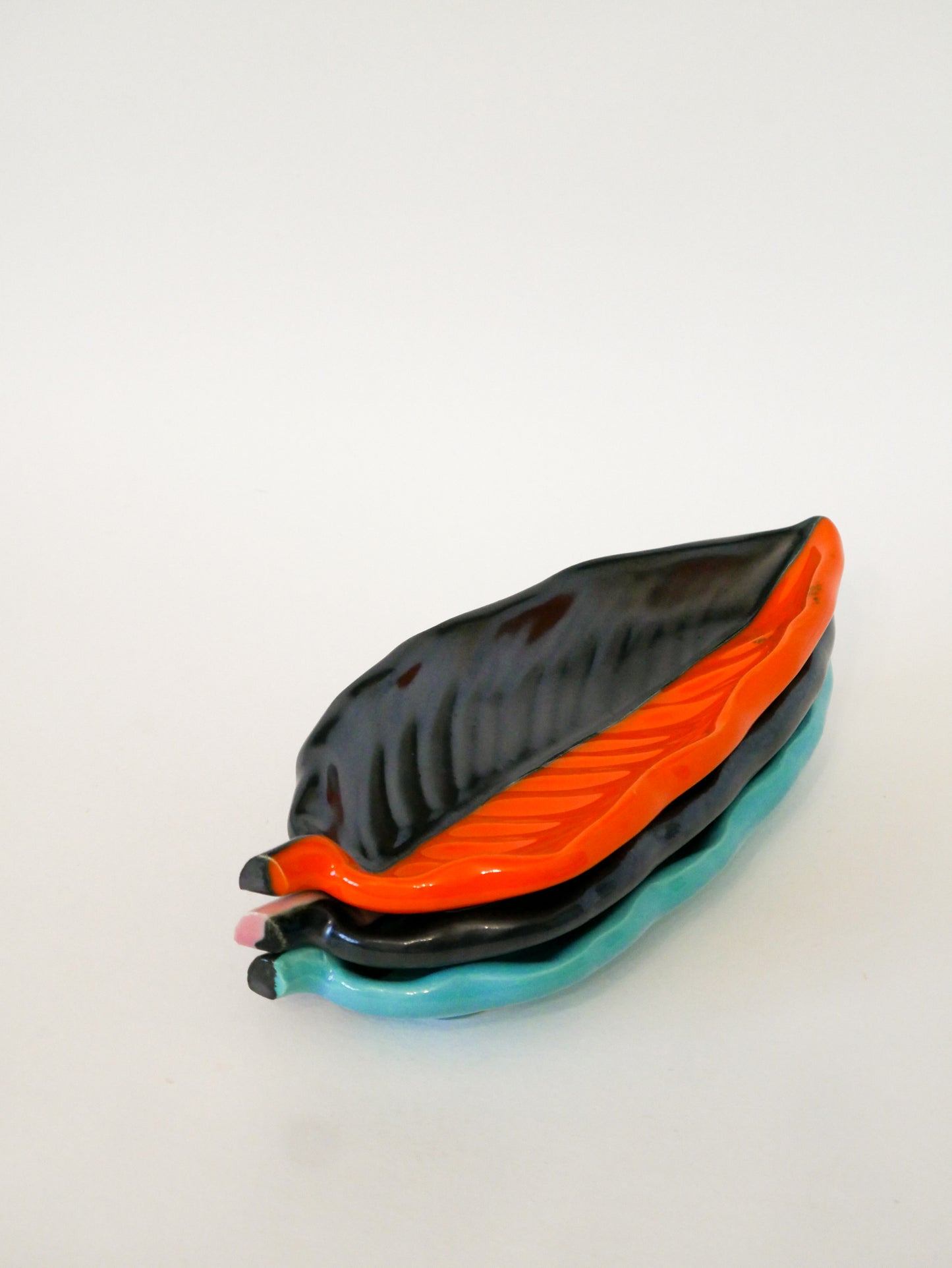 Vide-poche en céramique Feuille allongée bicolore, Orange et Noir, signé Vallauris, 1960