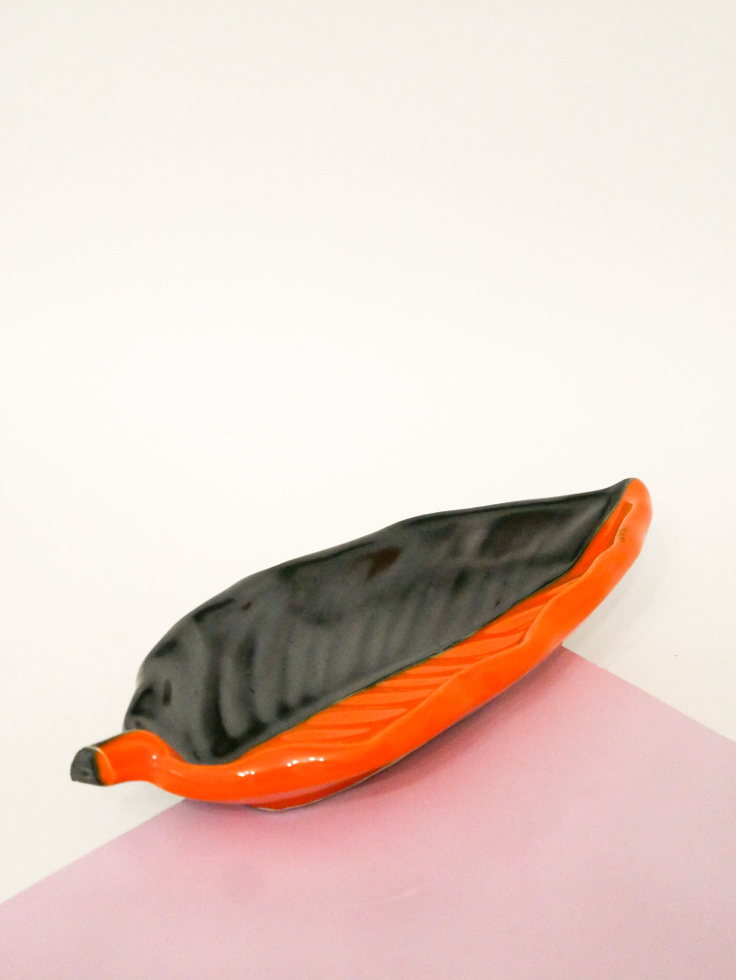 Vide-poche en céramique Feuille allongée bicolore, Orange et Noir, signé Vallauris, 1960