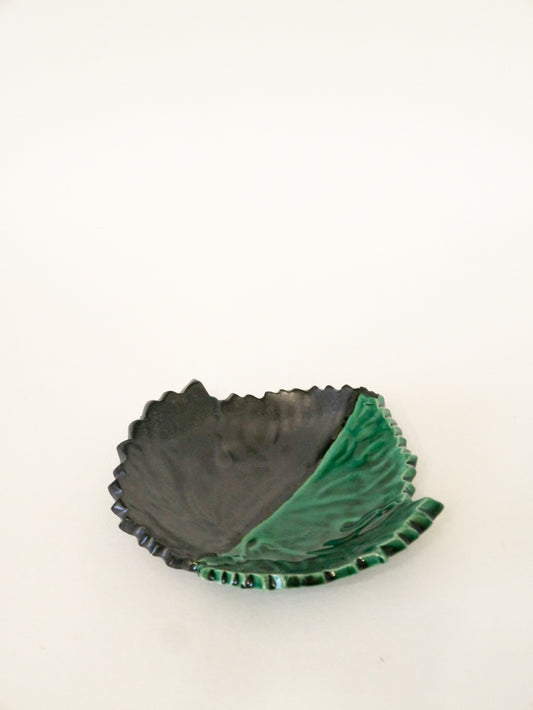 Vide-poche en céramique Feuille bicolore, Vert et Noir, signé, 1960