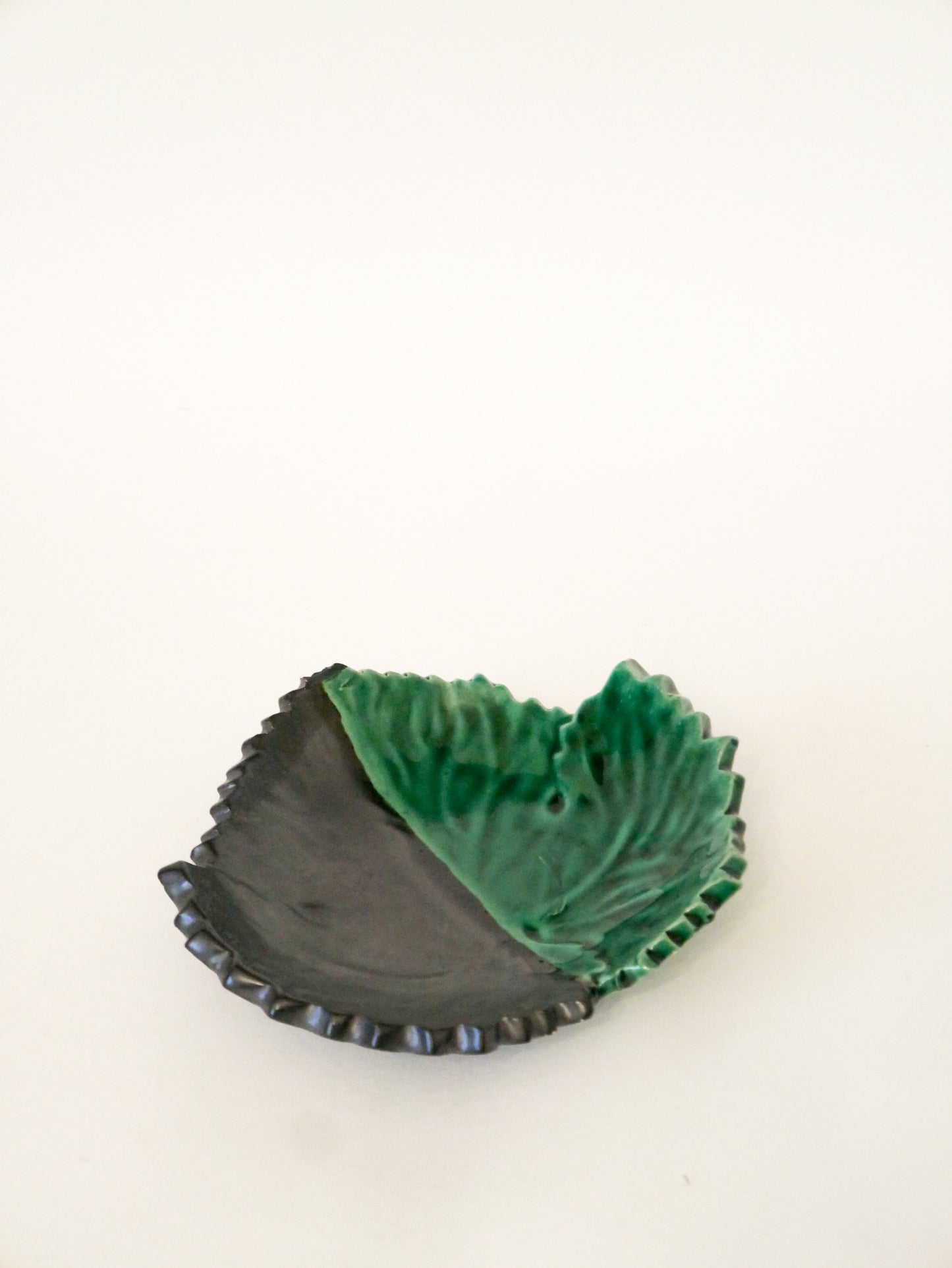 Vide-poche en céramique Feuille bicolore, Vert et Noir, signé, 1960