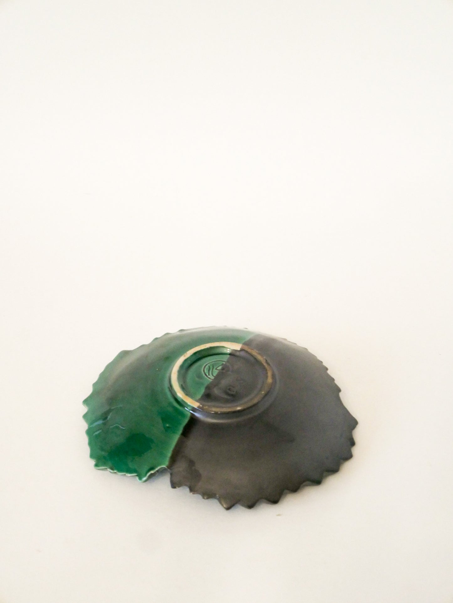 Vide-poche en céramique Feuille bicolore, Vert et Noir, signé, 1960