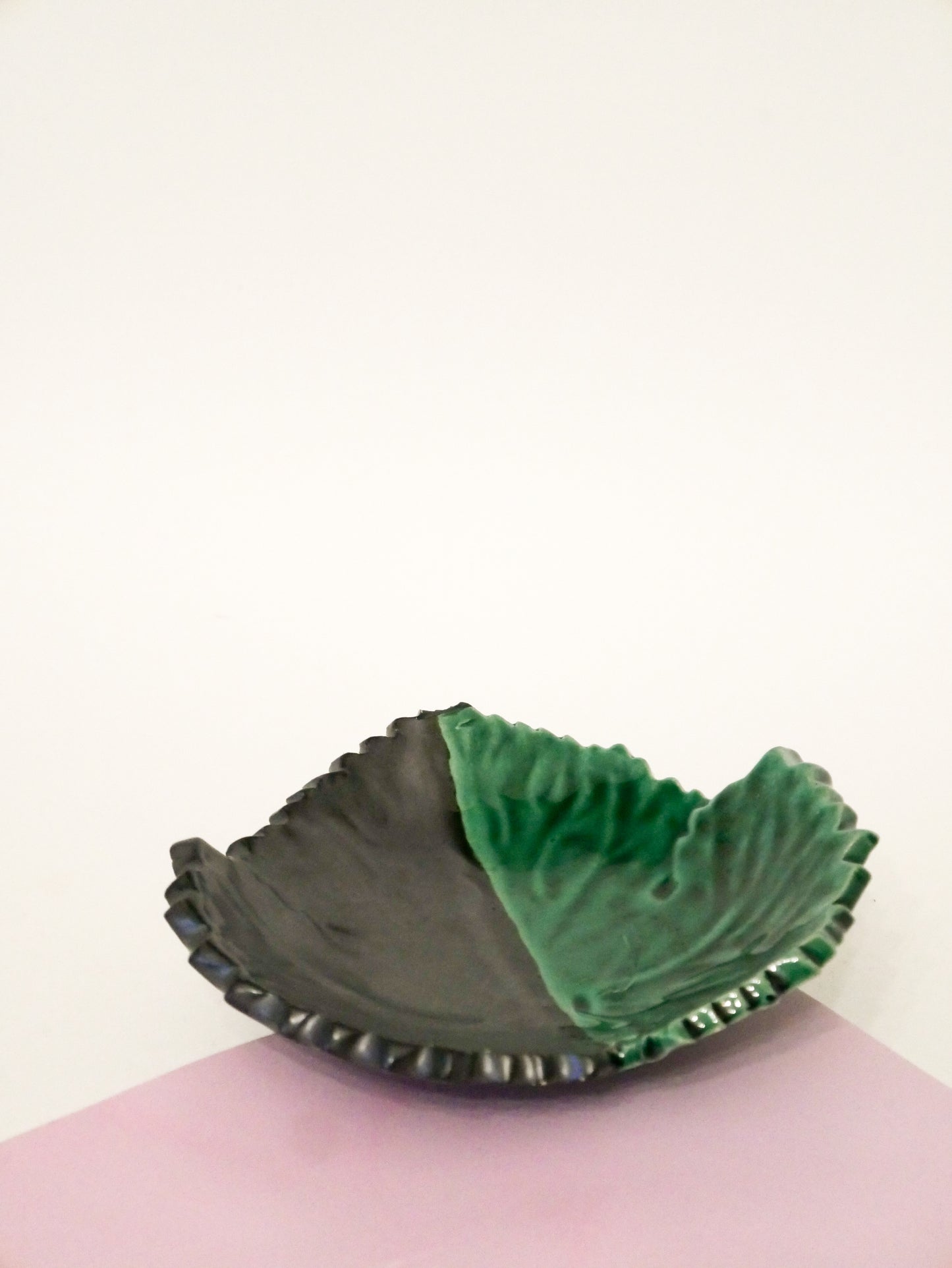 Vide-poche en céramique Feuille bicolore, Vert et Noir, signé, 1960