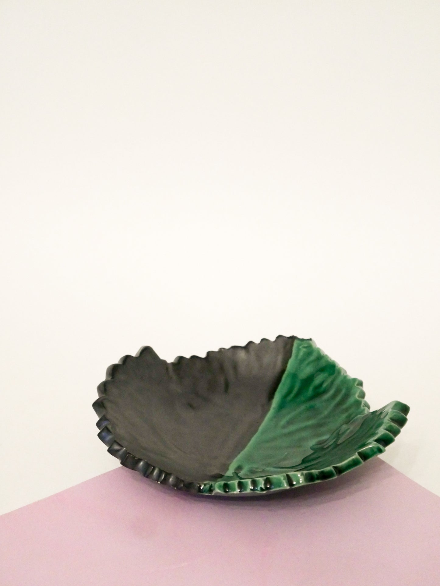 Vide-poche en céramique Feuille bicolore, Vert et Noir, signé, 1960