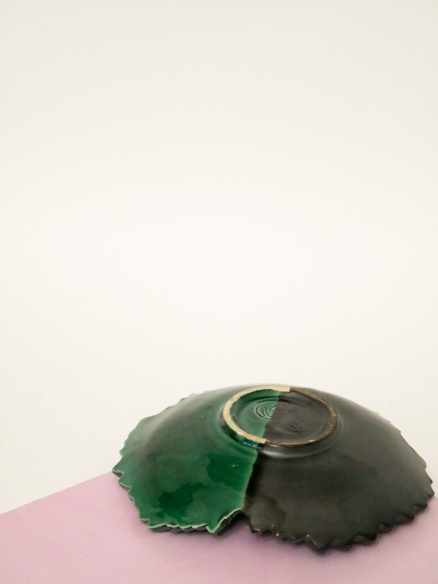 Vide-poche en céramique Feuille bicolore, Vert et Noir, signé, 1960