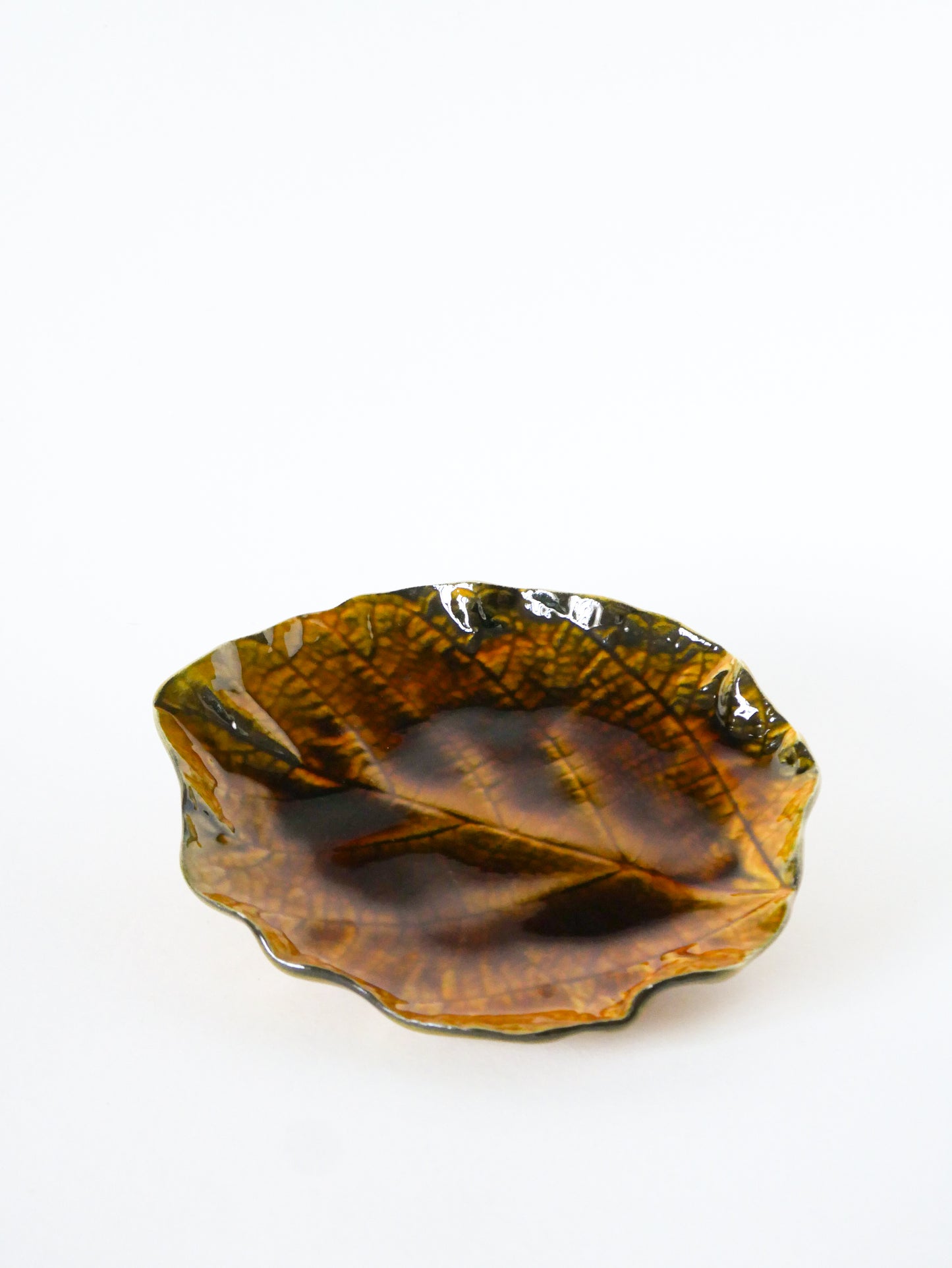 Vide-poche en barbotine, modèle Feuille, Marron, Poterie d'Ivry, 1970