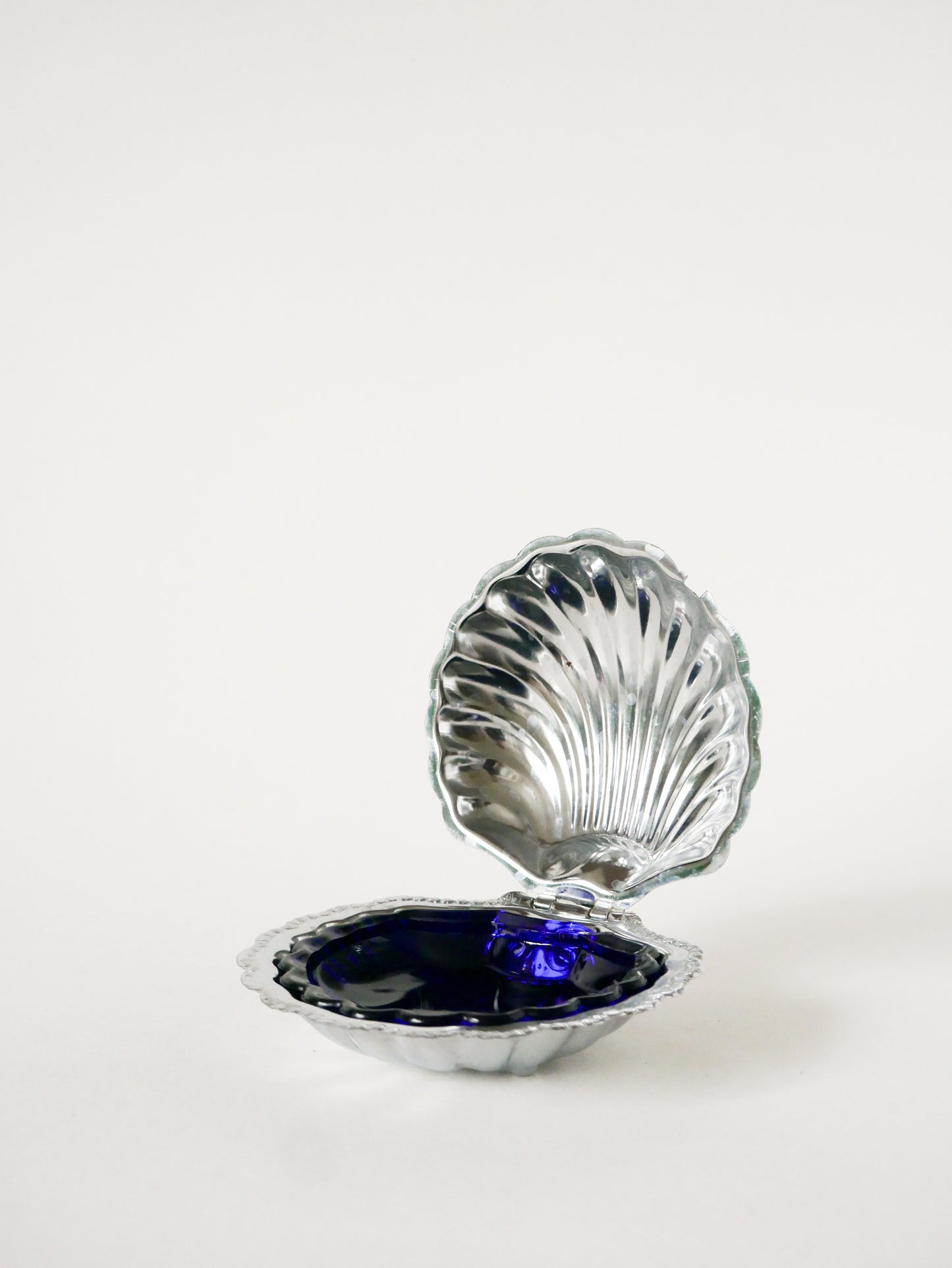 Vide-poche coquillage en inox avec intérieur en Verre bleu, Design, 1970