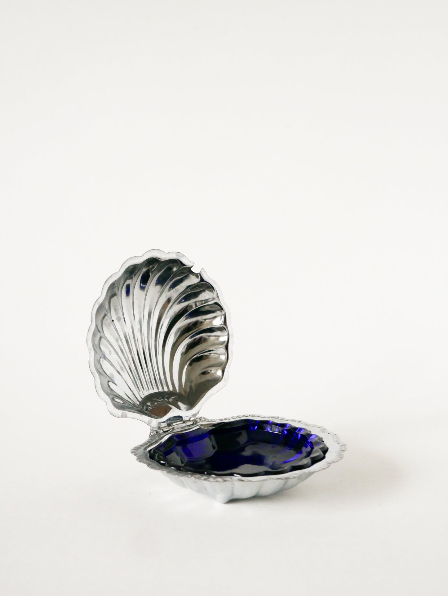 Vide-poche coquillage en inox avec intérieur en Verre bleu, Design, 1970