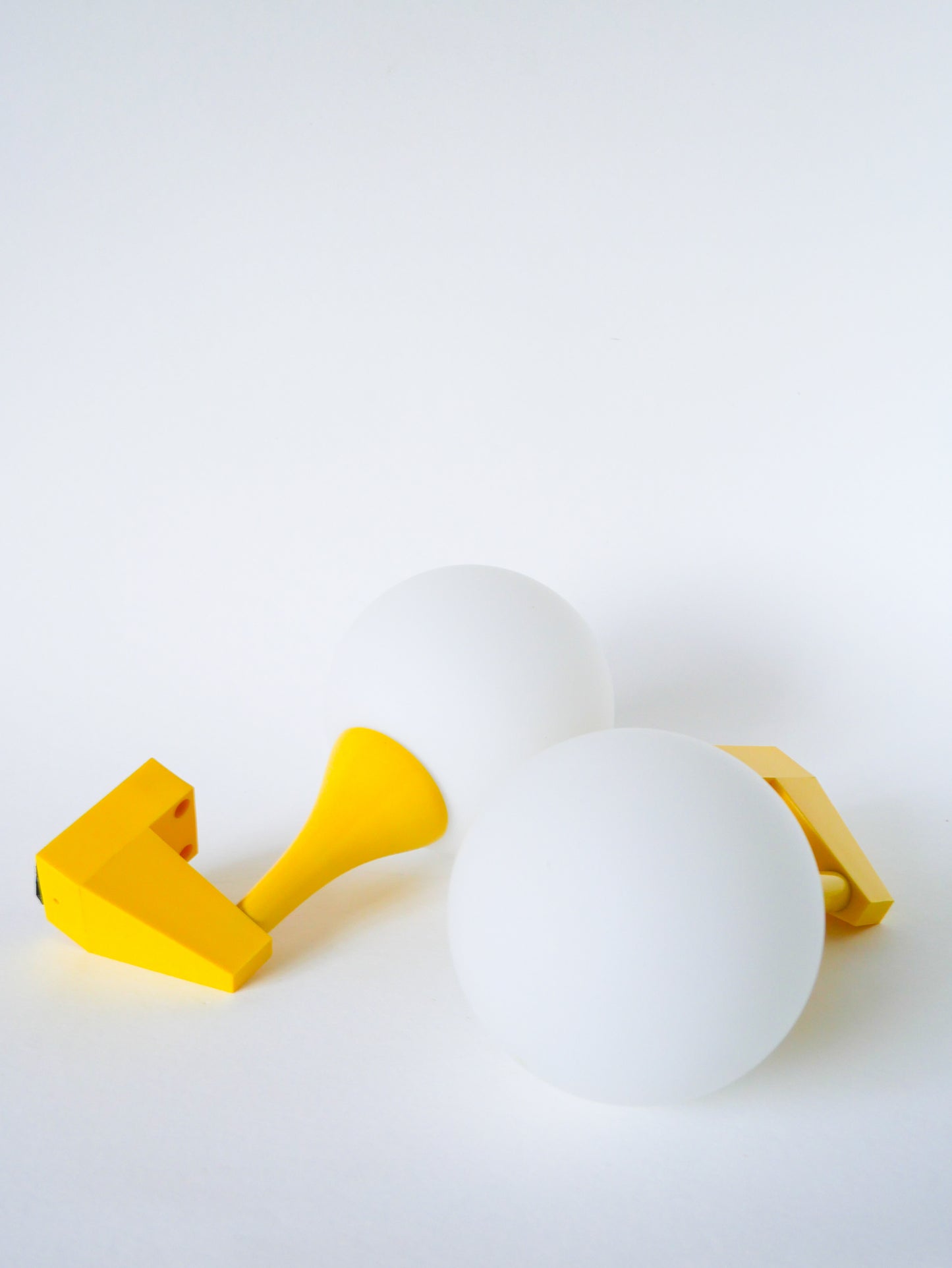 Paire d'appliques en plastique jaune et globes opalins, Design,1970