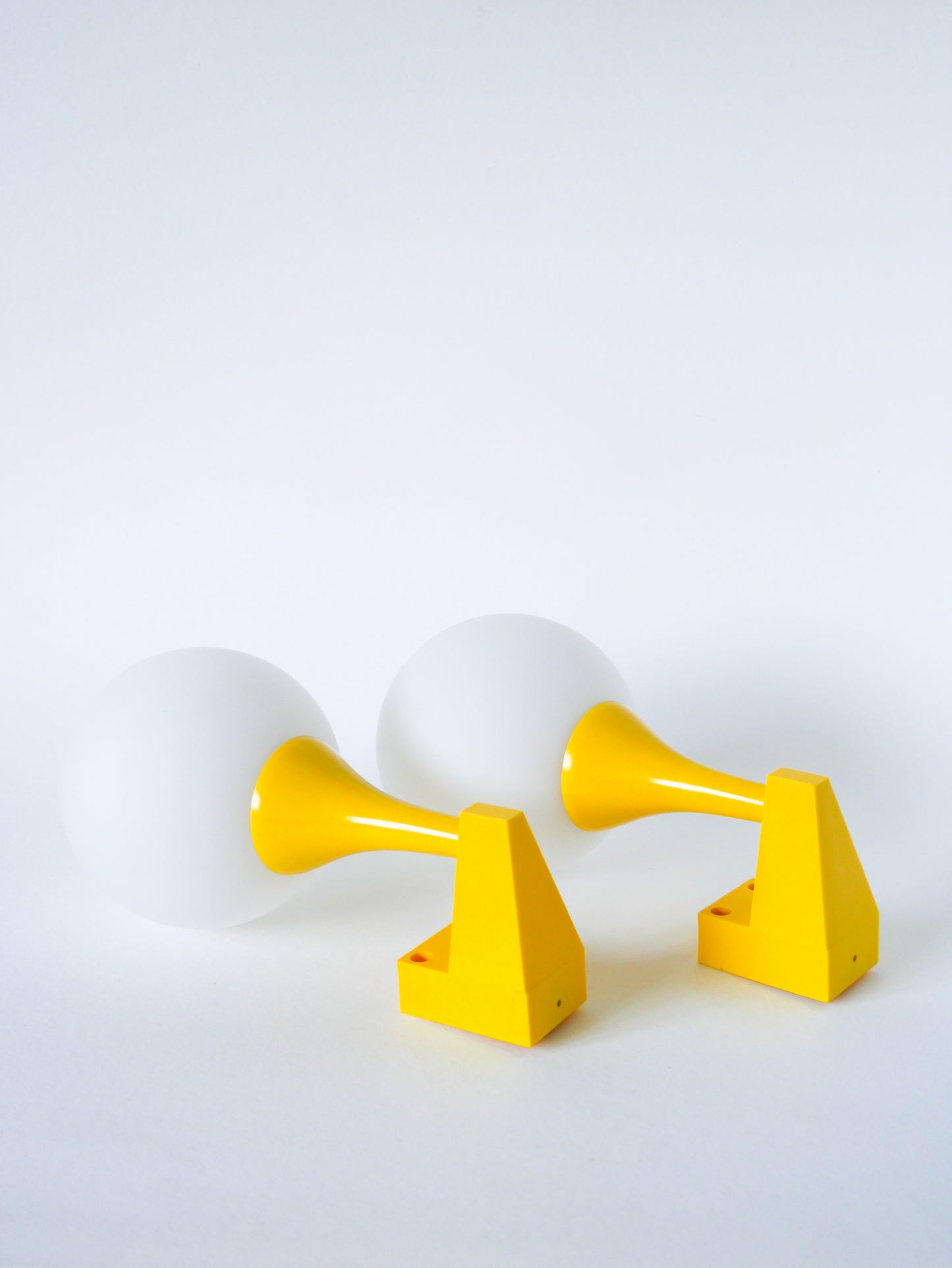 Paire d'appliques en plastique jaune et globes opalins, Design,1970