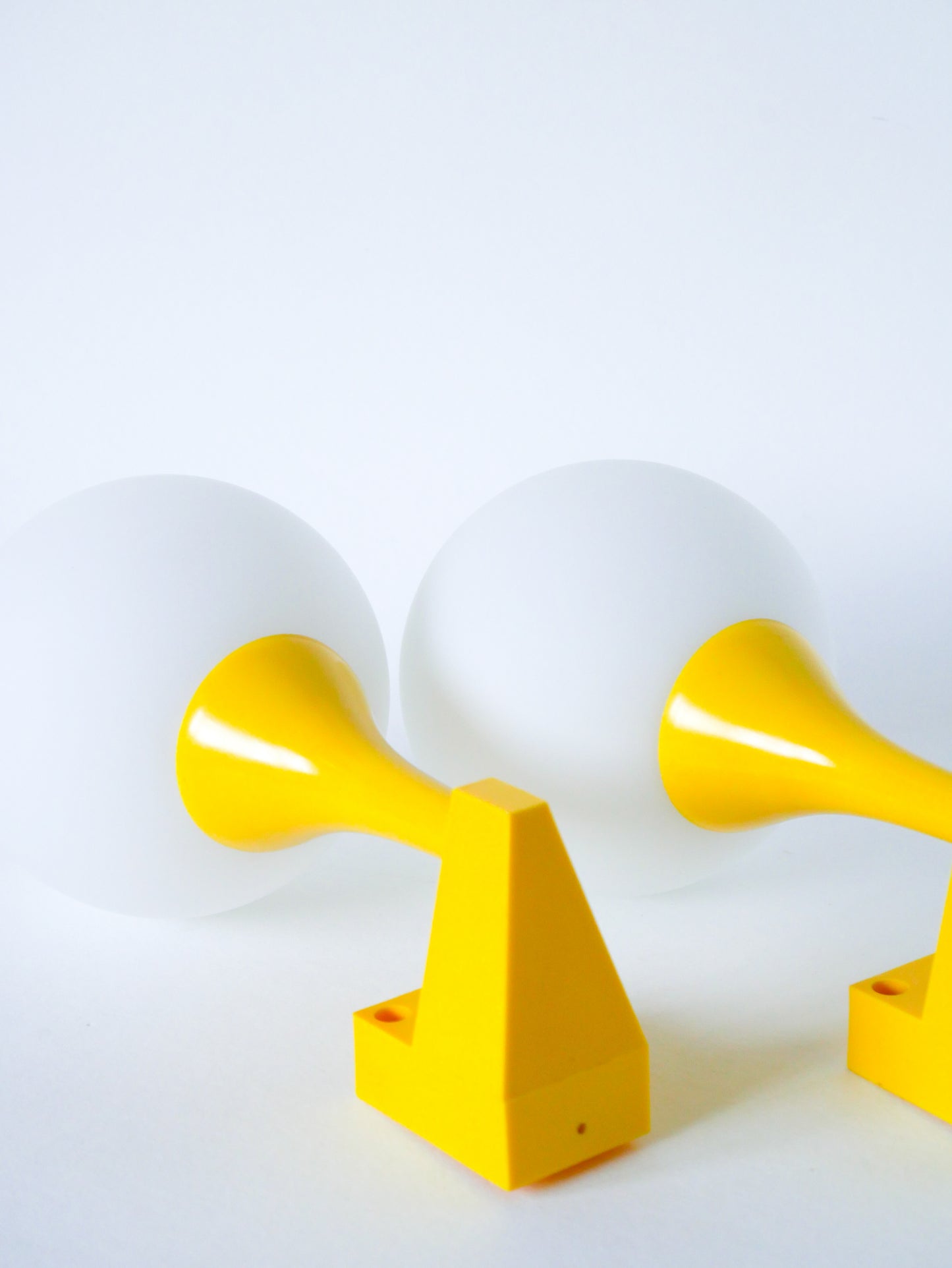 Paire d'appliques en plastique jaune et globes opalins, Design,1970