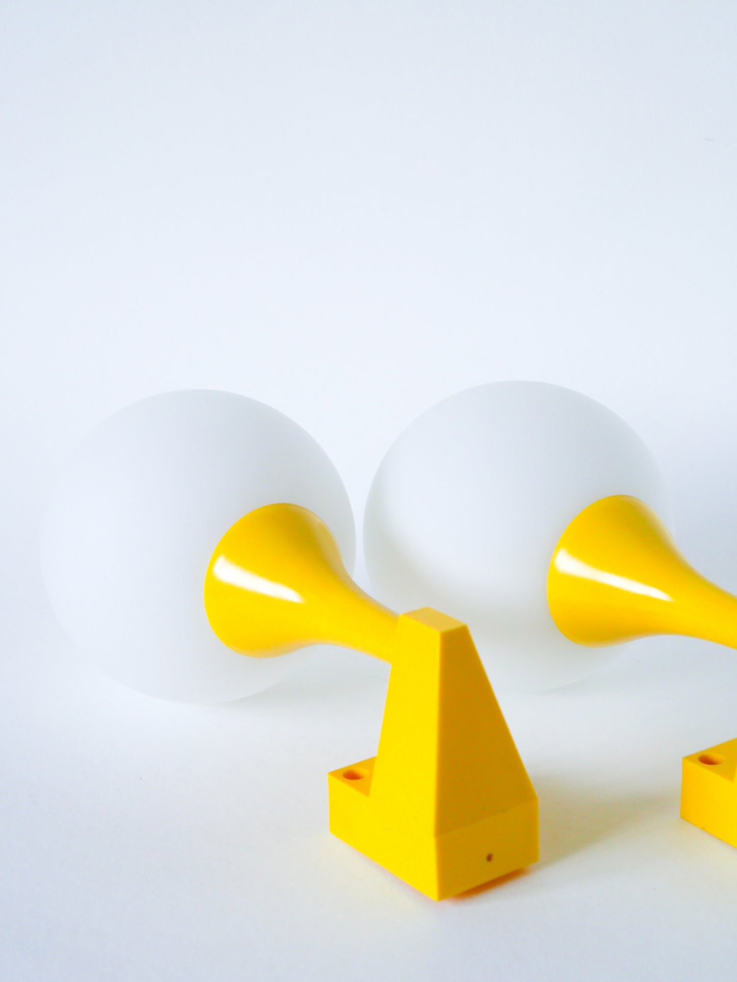 Paire d'appliques en plastique jaune et globes opalins, Design,1970