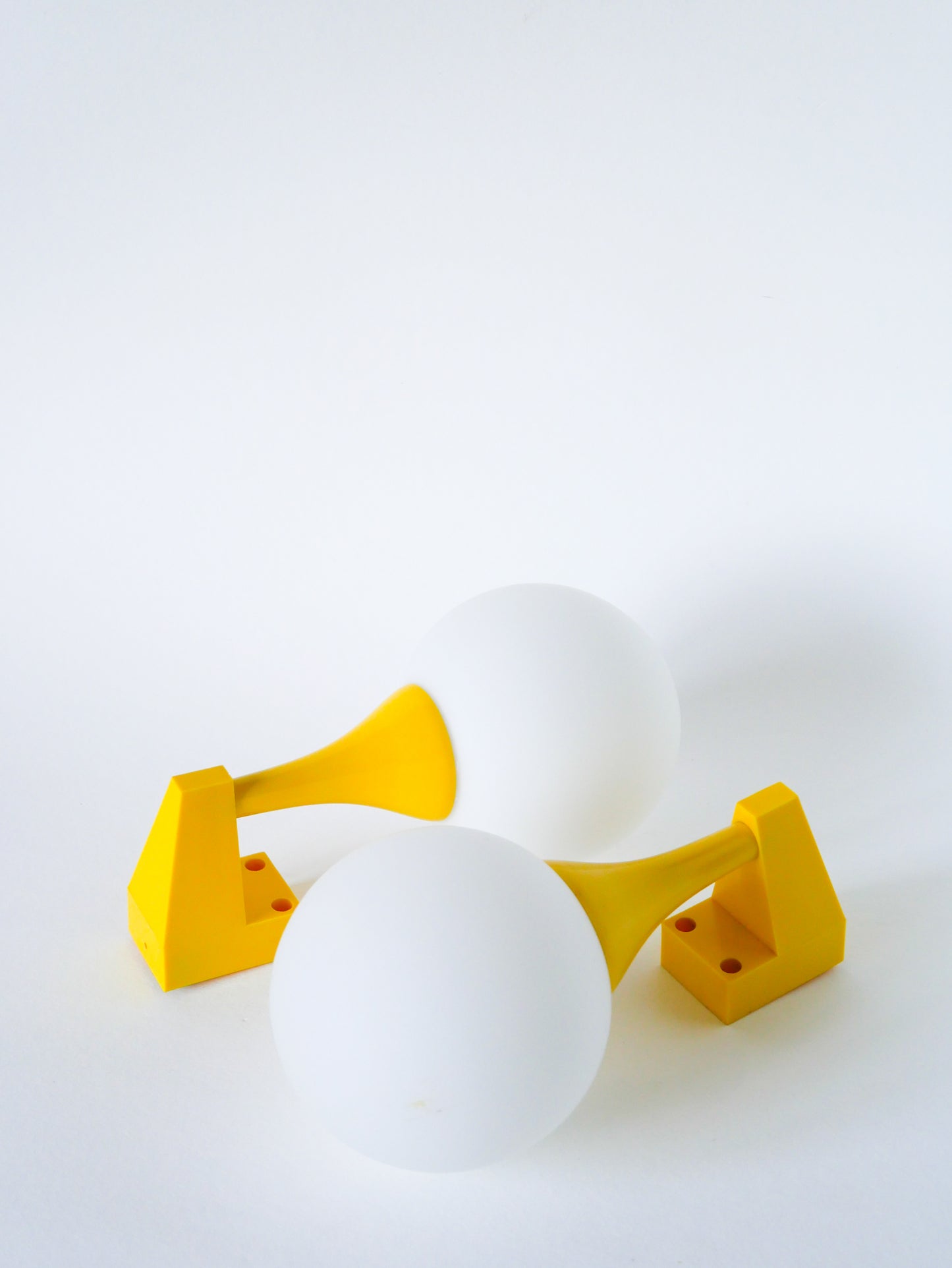 Paire d'appliques en plastique jaune et globes opalins, Design,1970