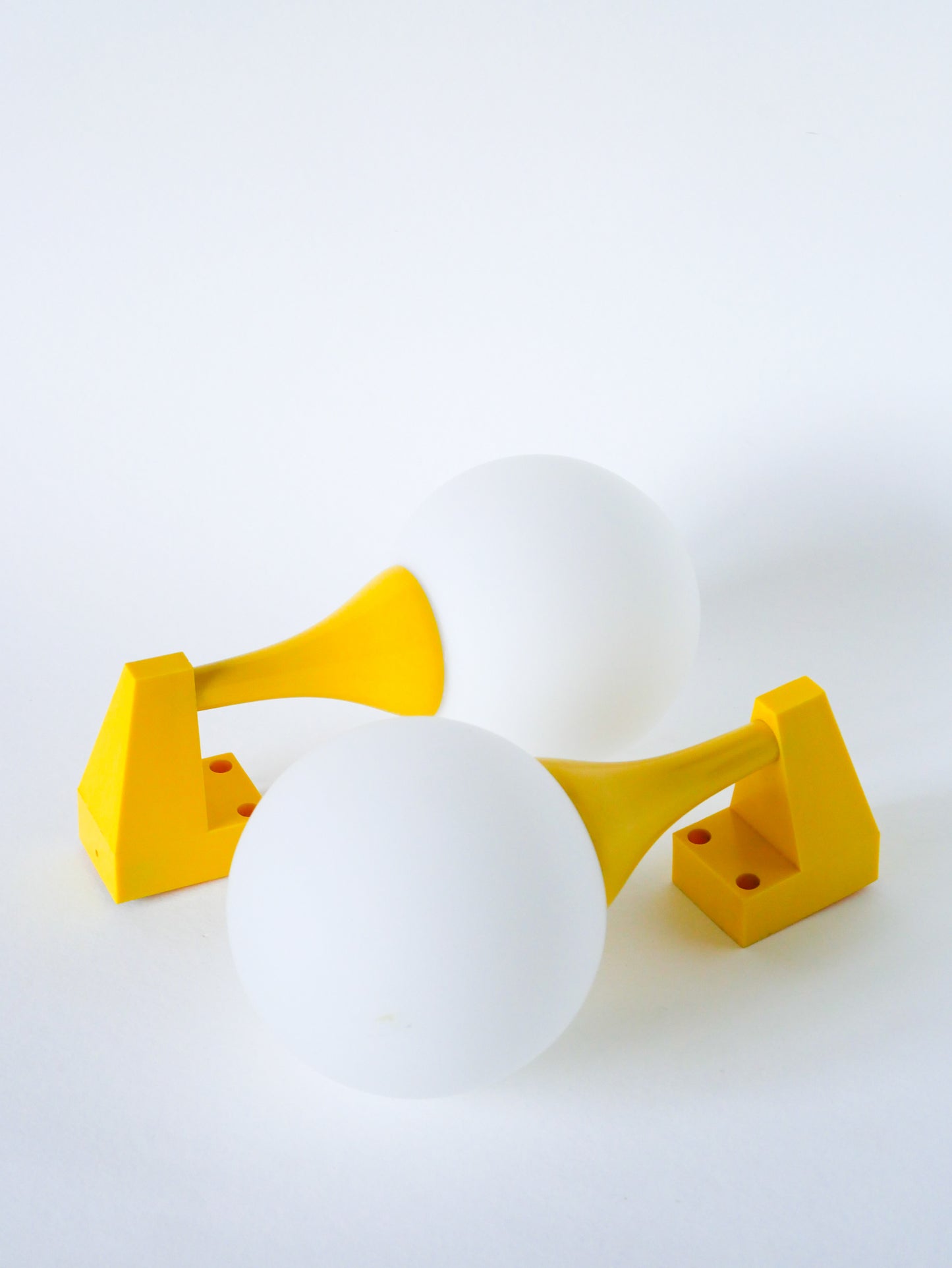 Paire d'appliques en plastique jaune et globes opalins, Design,1970