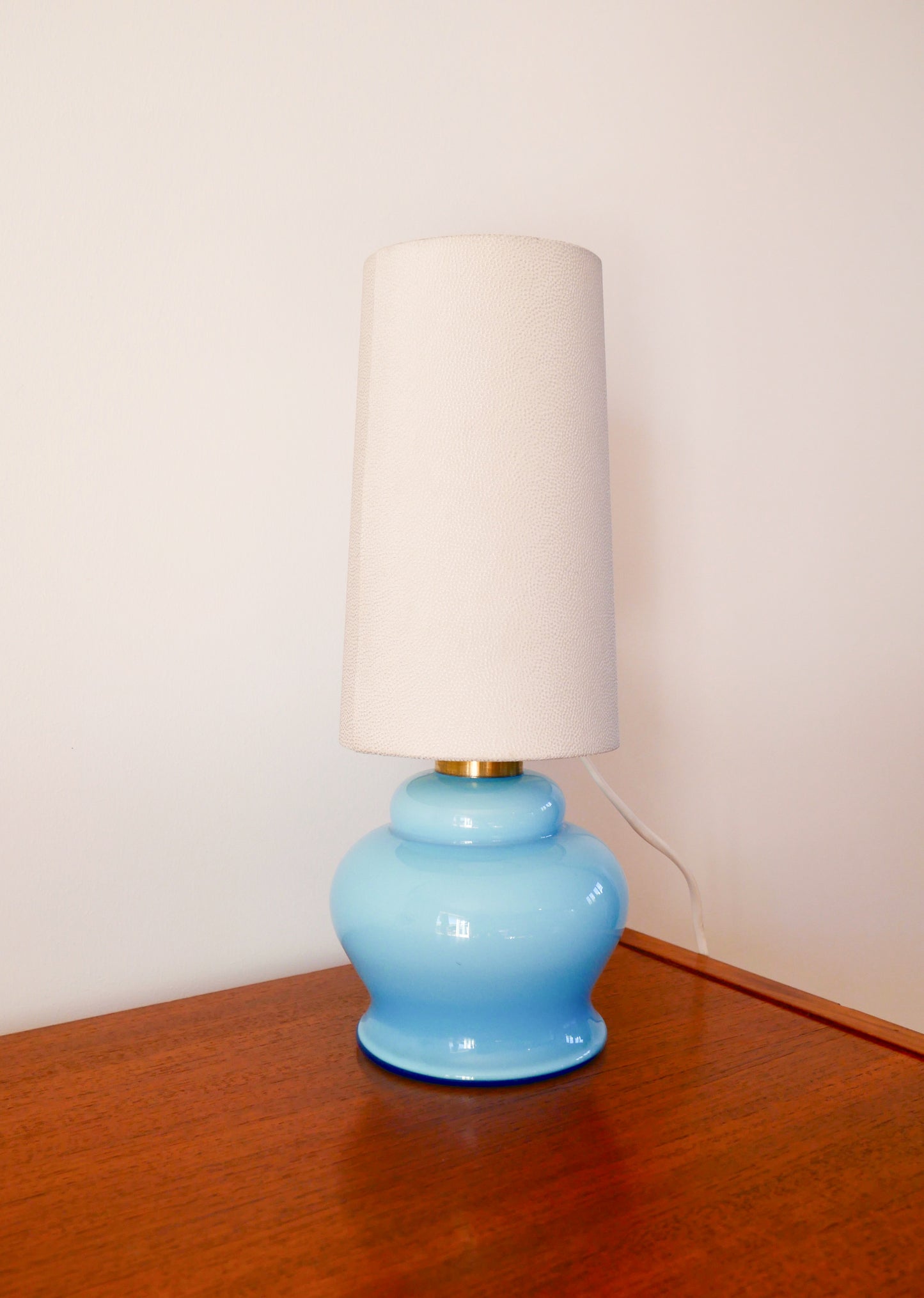 Lampe avec pieds en opaline bleu et abat-jour conique texturé, 1960