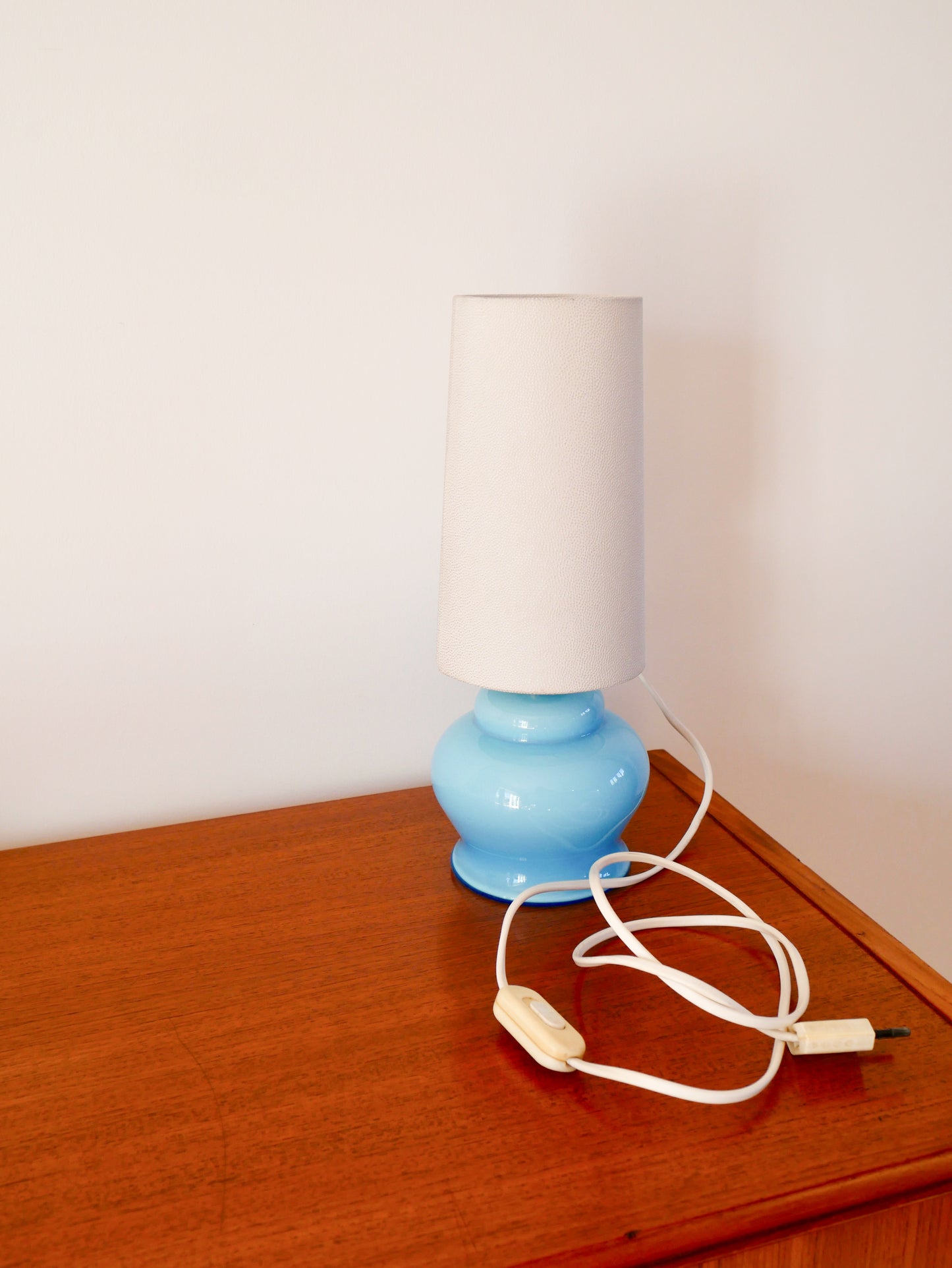 Lampe avec pieds en opaline bleu et abat-jour conique texturé, 1960