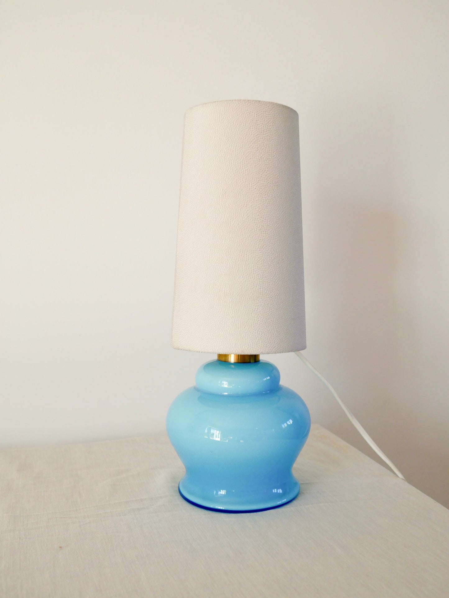 Lampe avec pieds en opaline bleu et abat-jour conique texturé, 1960