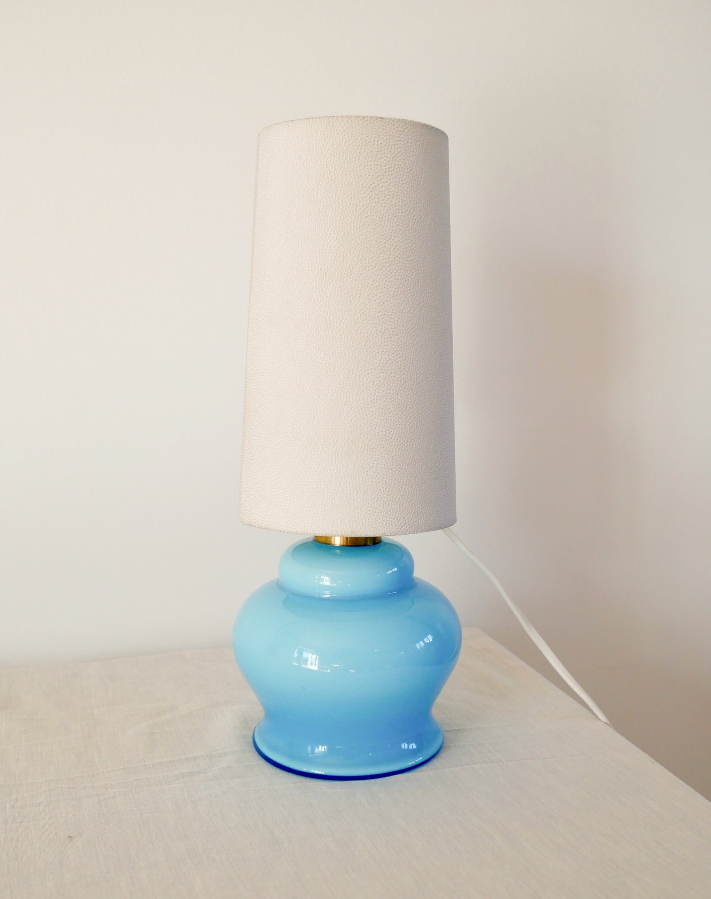 Lampe avec pieds en opaline bleu et abat-jour conique texturé, 1960