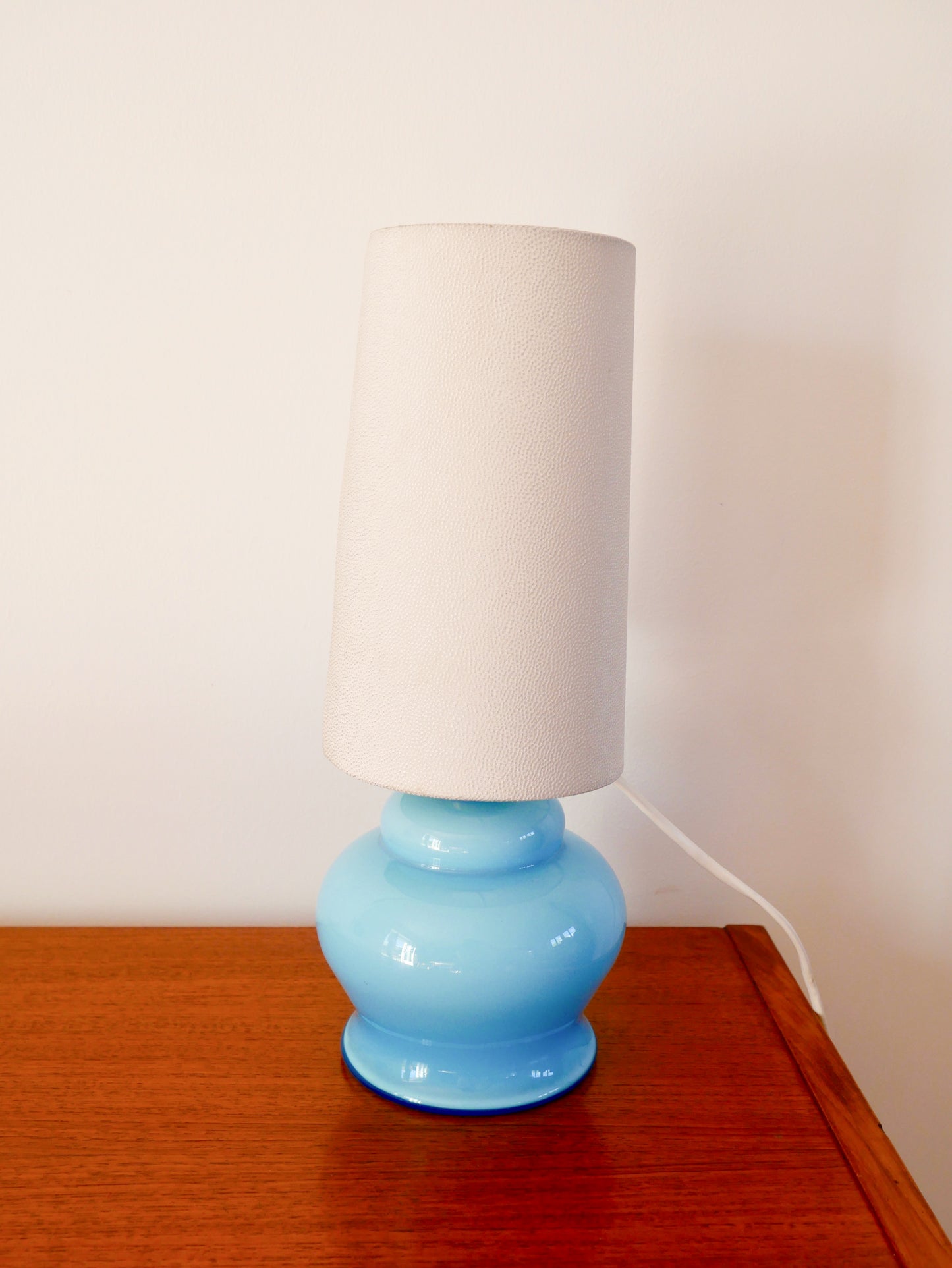 Lampe avec pieds en opaline bleu et abat-jour conique texturé, 1960