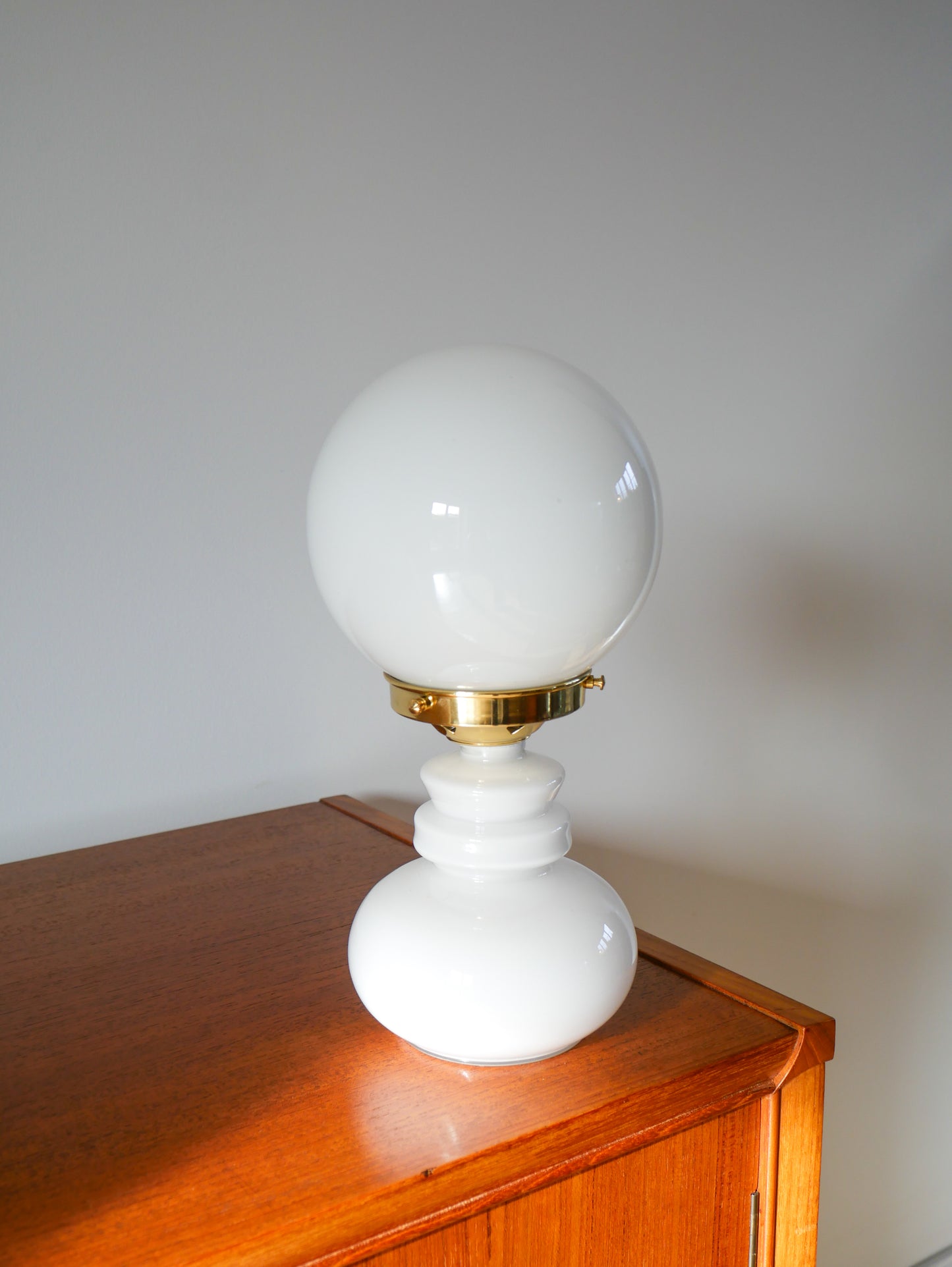 Lampe globe en opaline blanc 1960