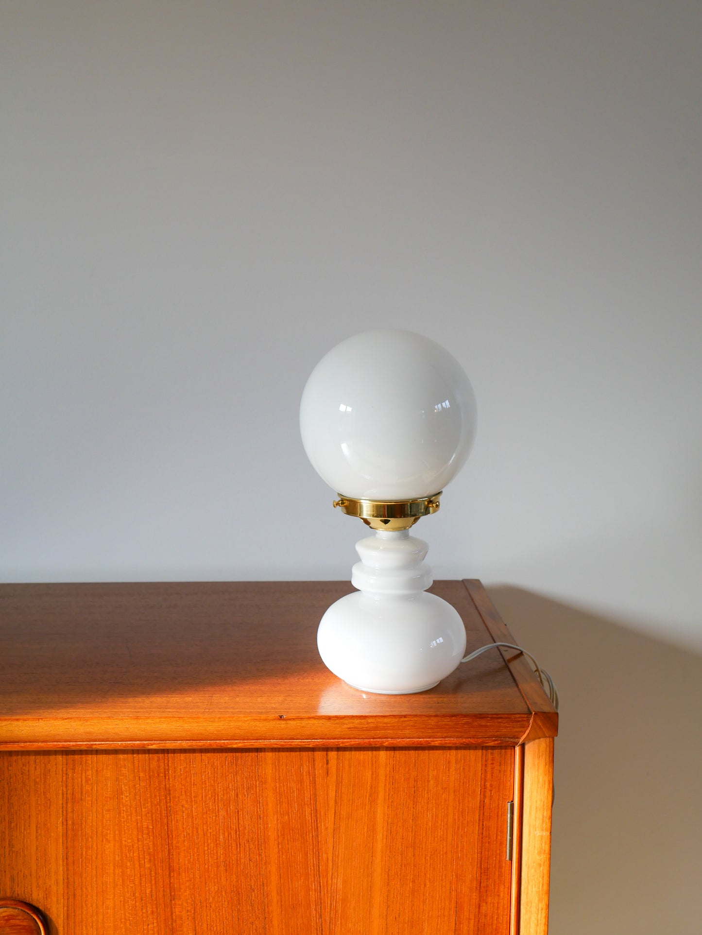 Lampe globe en opaline blanc 1960