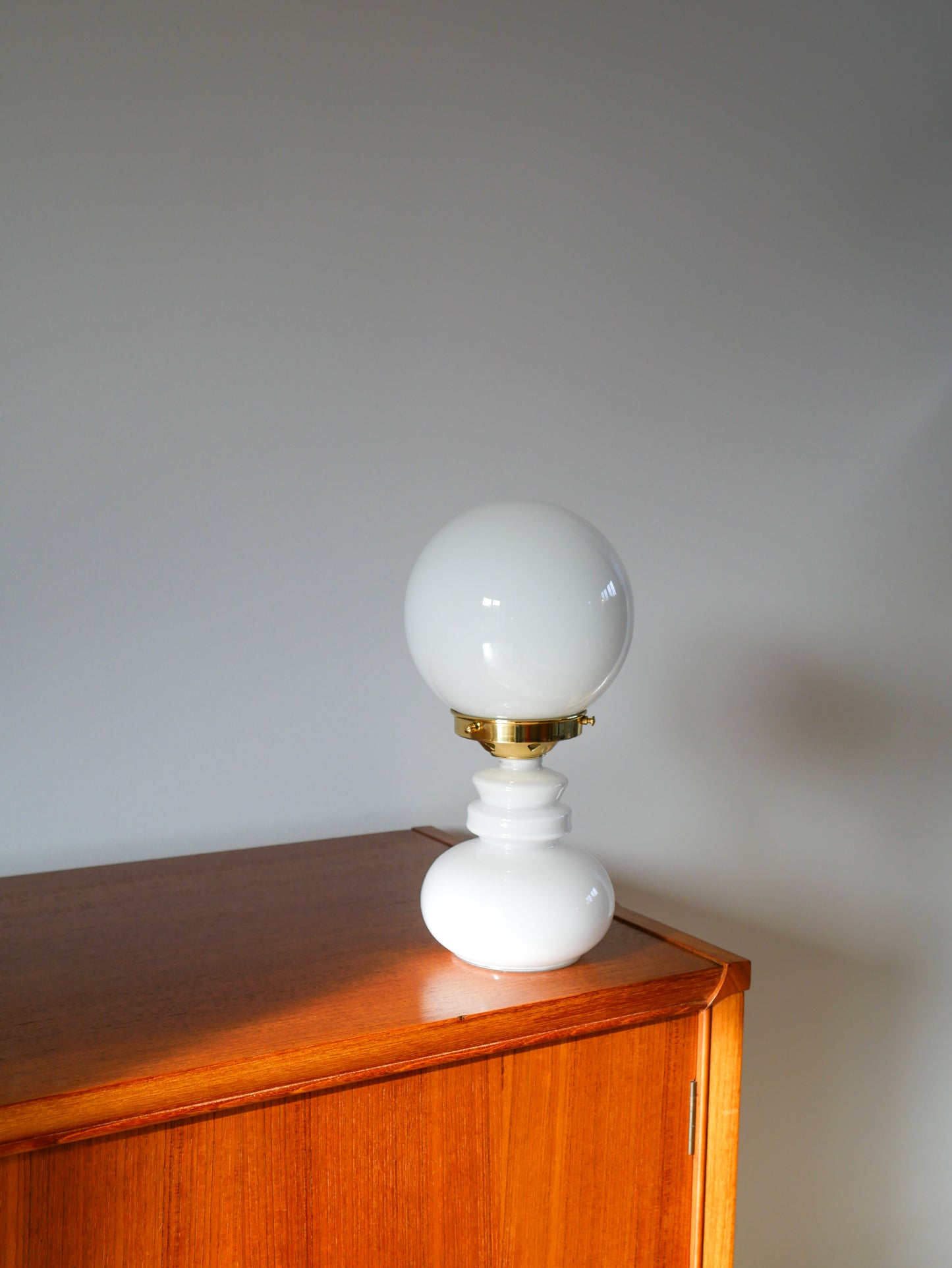 Lampe globe en opaline blanc 1960