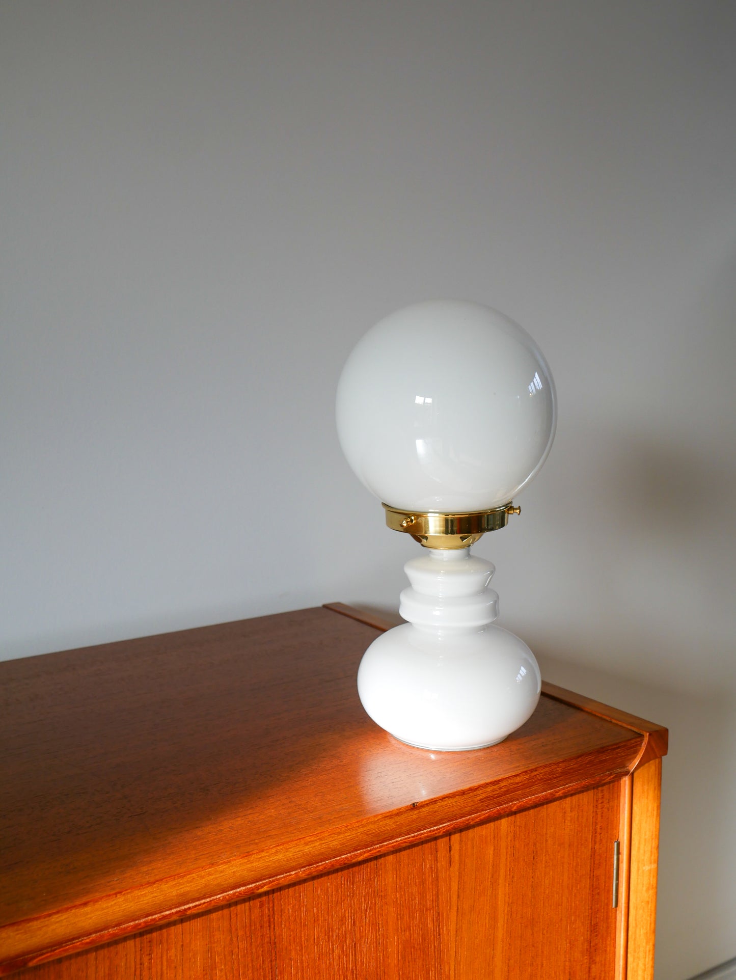 Lampe globe en opaline blanc 1960