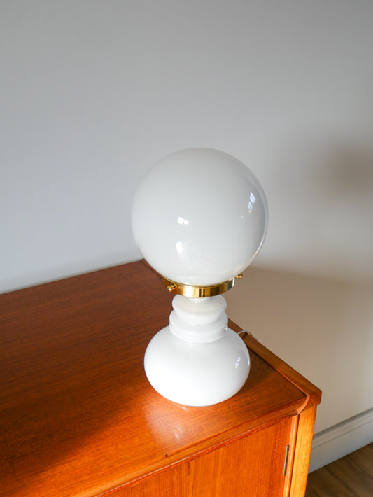 Lampe globe en opaline blanc 1960