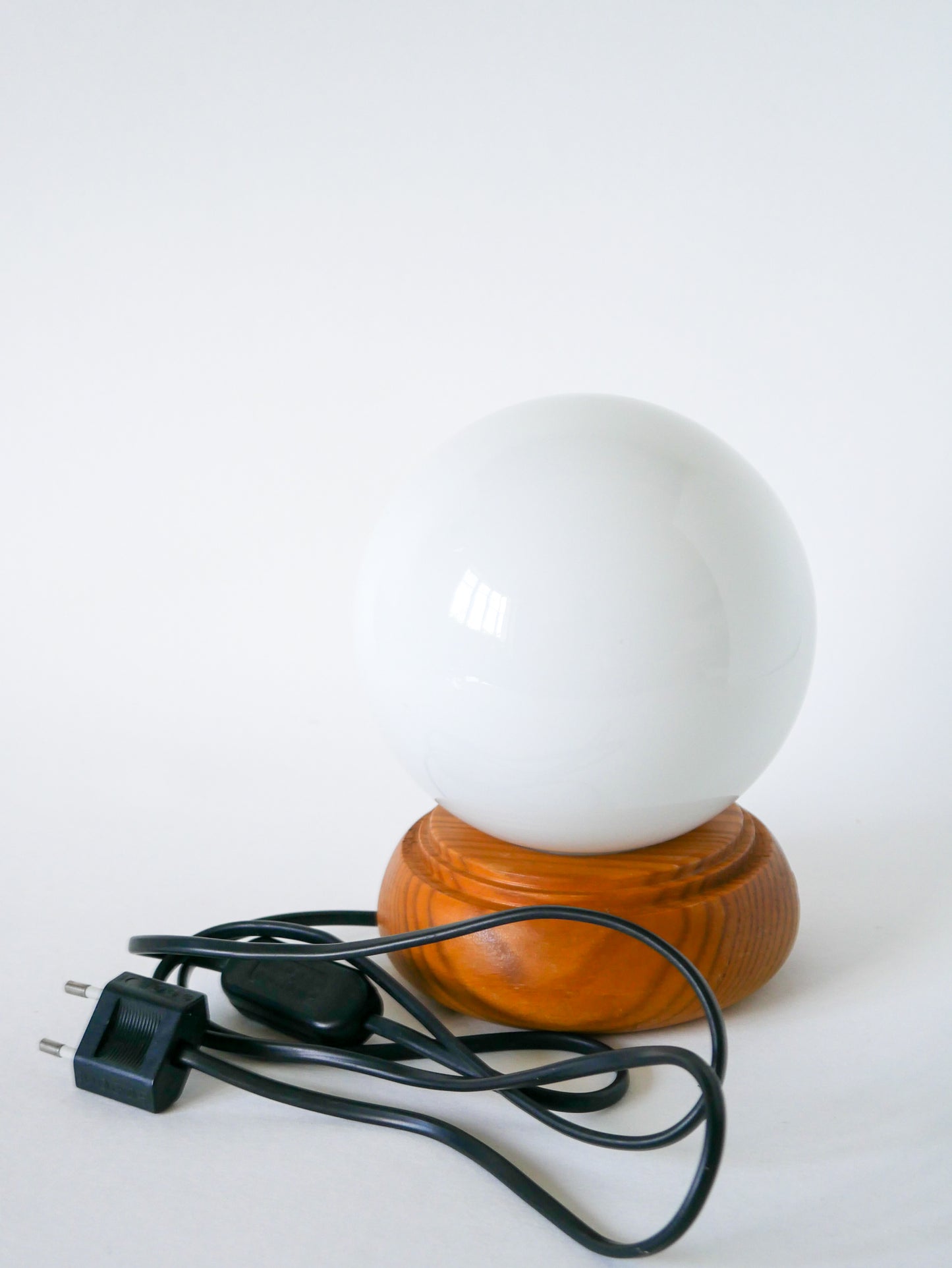 Lampe à poser boule en opaline et support en pin, 1980