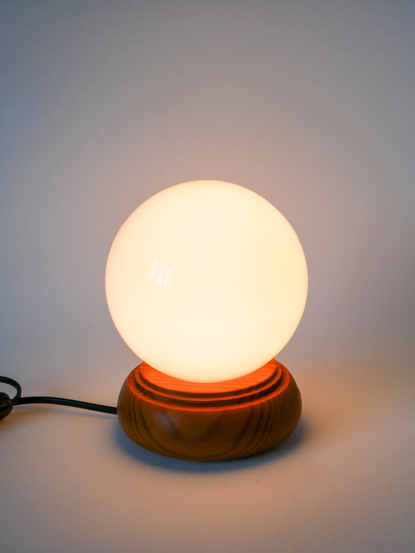 Lampe à poser boule en opaline et support en pin, 1980